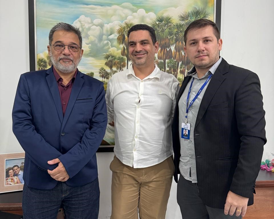 A imagem mostra três homens adultos em pé, posando para uma foto em um ambiente interno, possivelmente um escritório. Sendo eles o secretário-geral do Tribunal de Justiça de Roraima (TJRR), Hermenegildo Ataíde D'Ávila, mais à esquerda, o secretário de Orçamento e Finanças, Francisco Carlos da Costa Filho, mais à esquerda, e no centro um homem mais jovem com cabelo castanho curto. Ele usa uma camisa branca de mangas compridas, calças cáqui e sapatos marrons. Ele está sorrindo para a câmera. A imagem mostra três homens adultos em pé, posando para uma foto em um ambiente interno, possivelmente um escritório. Sendo eles o secretário-geral do Tribunal de Justiça de Roraima (TJRR), Hermenegildo Ataíde D'Ávila, mais à esquerda, o secretário de Orçamento e Finanças, Francisco Carlos da Costa Filho, mais à esquerda, e no centro um homem mais jovem com cabelo castanho curto. Ele usa uma camisa branca de mangas compridas, calças cáqui e sapatos marrons. Ele está sorrindo para a câmera.