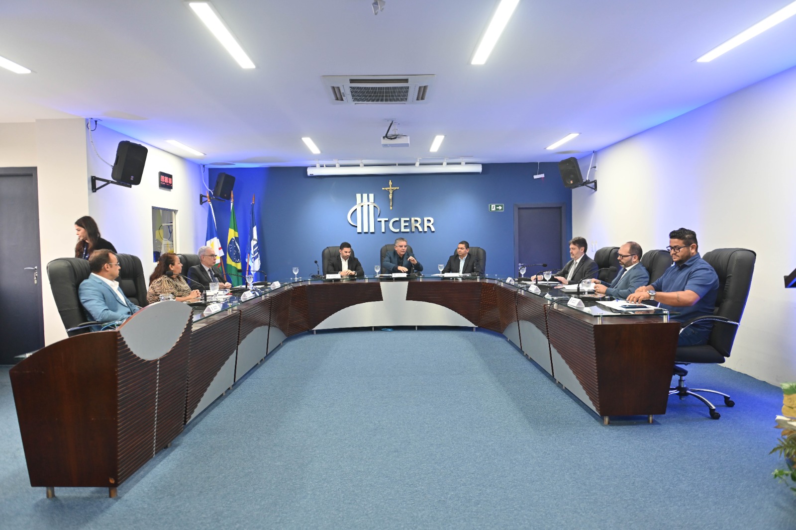 A imagem mostra uma sala de reuniões formal com uma longa mesa oval central, onde um grupo de pessoas está sentado. Além do vice-presidente do Tribunal de Justiça de Roraima (TJRR), desembargador Almiro Padilha, estão sentados a mesa representantes do Governo do Estado, Assembleia Legislativa, Tribunal de Justiça, Ministério Público, Defensoria Pública, além de prefeitos e presidentes de câmaras municipais A imagem mostra uma sala de reuniões formal com uma longa mesa oval central, onde um grupo de pessoas está sentado. Além do vice-presidente do Tribunal de Justiça de Roraima (TJRR), desembargador Almiro Padilha, estão sentados a mesa representantes do Governo do Estado, Assembleia Legislativa, Tribunal de Justiça, Ministério Público, Defensoria Pública, além de prefeitos e presidentes de câmaras municipais