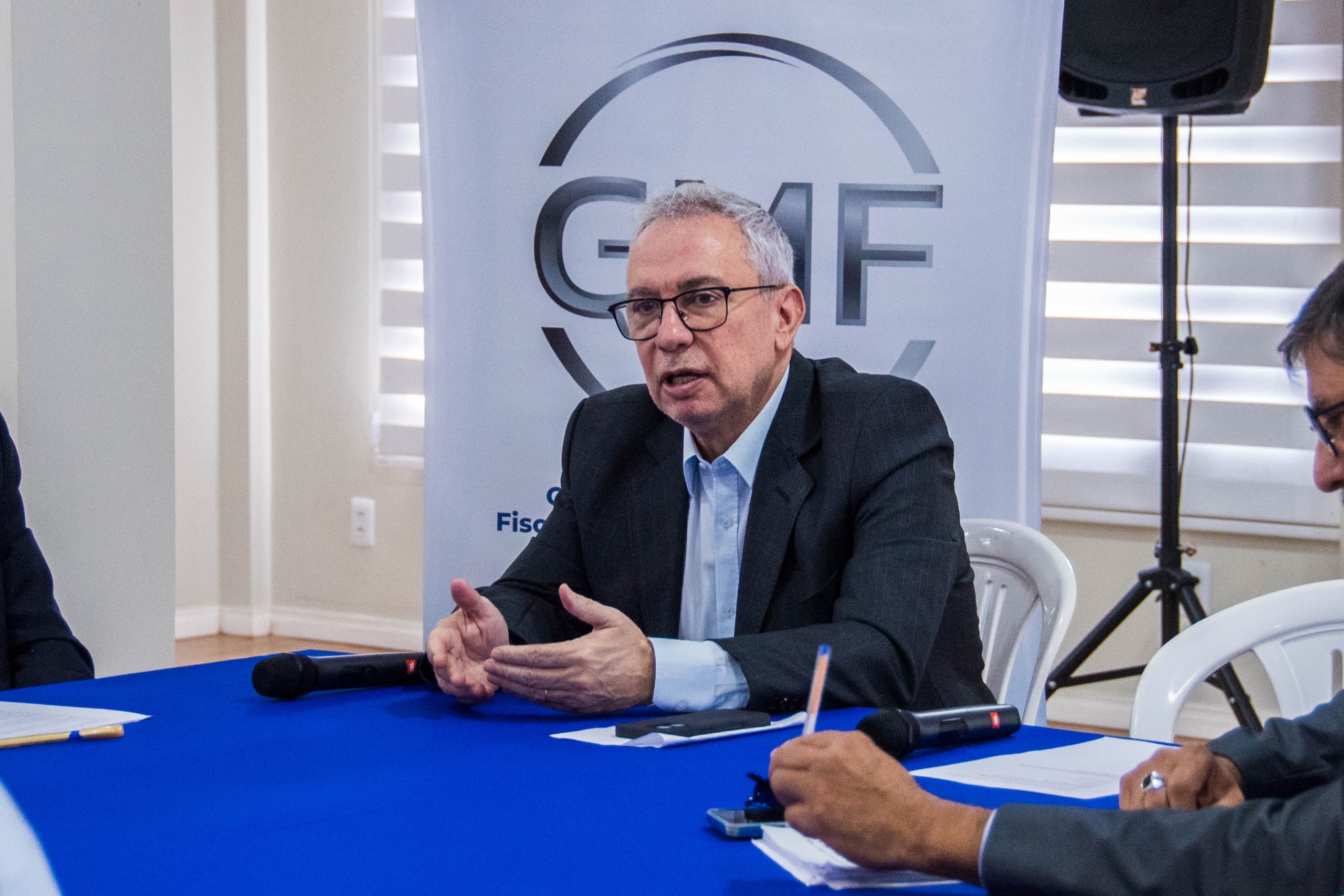 Imagem colorida contém o Supervisor do GMF/TJRR, Vice-presidente, Desembargador Almiro Padilha, sentado em mesa de reunião. Atrás dele se encontra o banner do GMF/TJRR. Imagem colorida contém o Supervisor do GMF/TJRR, Vice-presidente, Desembargador Almiro Padilha, sentado em mesa de reunião. Atrás dele se encontra o banner do GMF/TJRR.