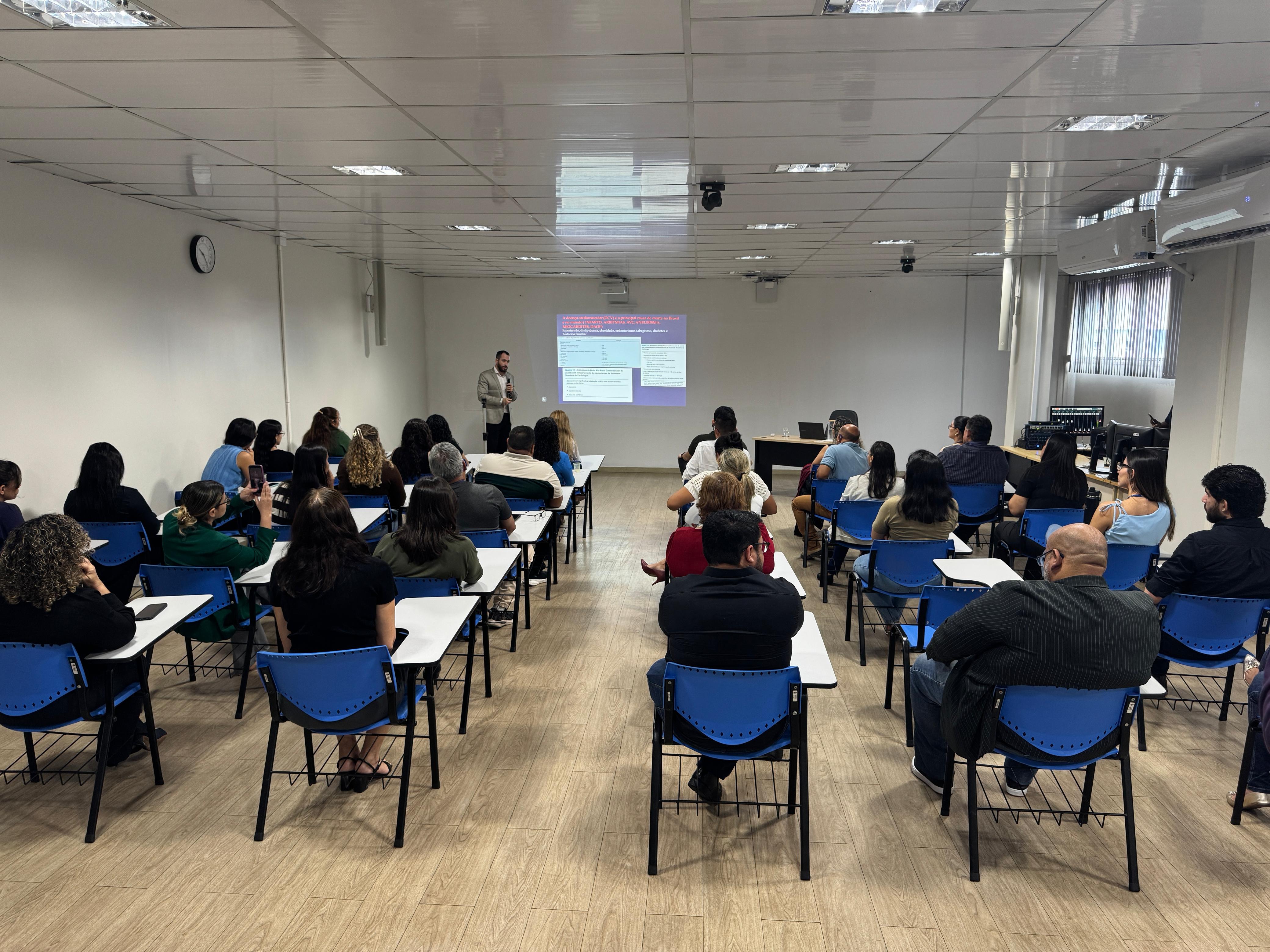 Imagem colorida contém uma turma de integrantes do TJRR, assistindo palestra realizada pela Secretaria de Qualidade de Vida do Tribunal de justiça de Roraima (SQV/TJRR). Na frente da turma encontra-se o palestrante e secretário de Qualidade de Vida do TJRR, Hassan Syagha. Imagem colorida contém uma turma de integrantes do TJRR, assistindo palestra realizada pela Secretaria de Qualidade de Vida do Tribunal de justiça de Roraima (SQV/TJRR). Na frente da turma encontra-se o palestrante e secretário de Qualidade de Vida do TJRR, Hassan Syagha.