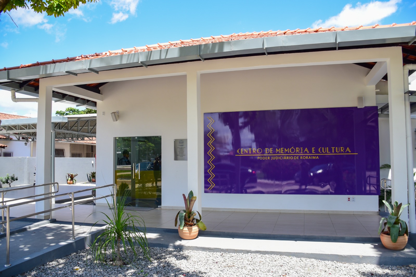 Imagem colorida contém a fachada de entrada do CMC do Poder Judiciário de Roraima. Imagem colorida contém a fachada de entrada do CMC do Poder Judiciário de Roraima.