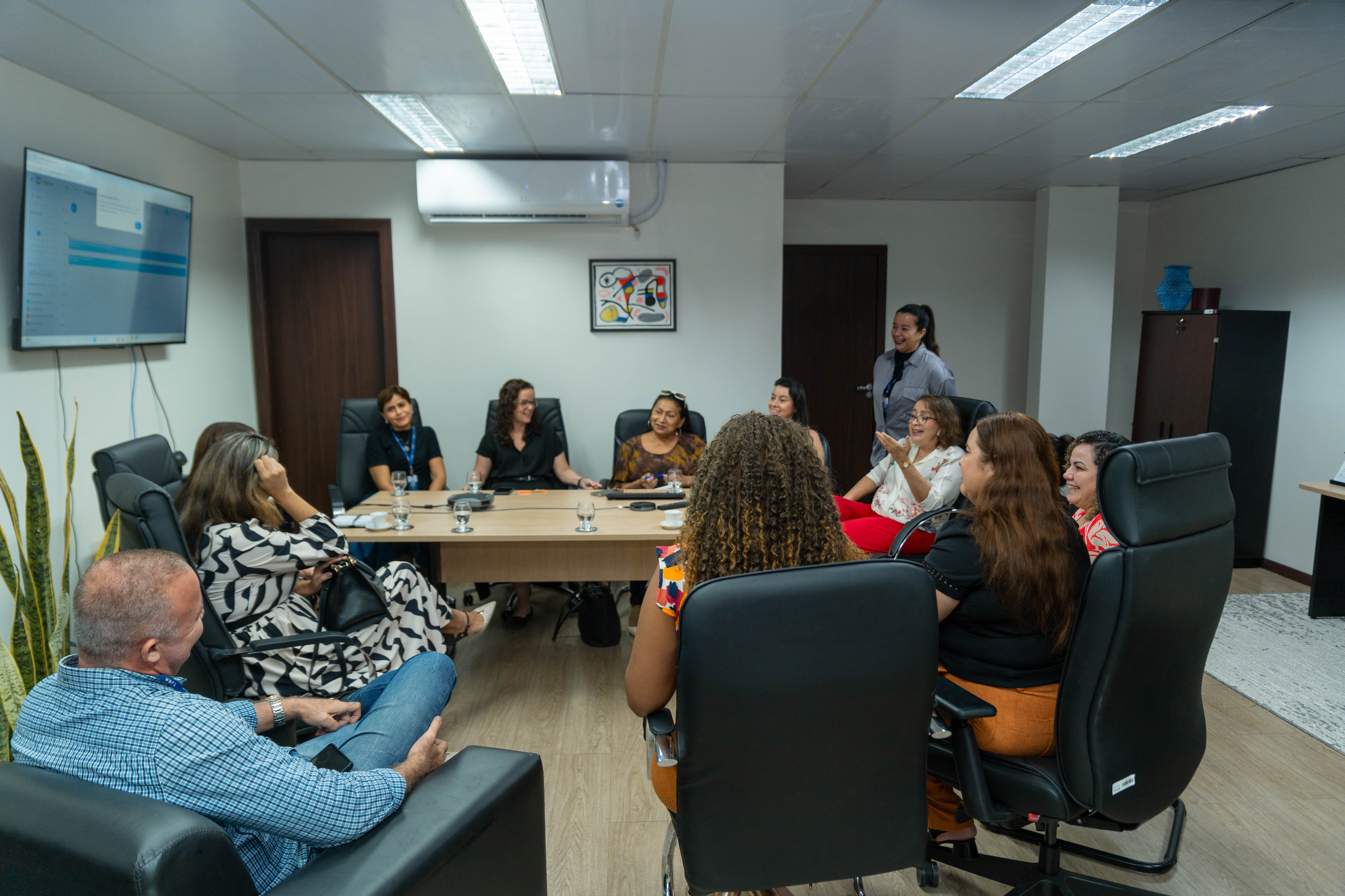 Imagem colorida do comitê e Coordenação Estadual de Políticas de Promoção da Igualdade Racial da Secretaria do Trabalho e Bem-Estar Social reunidos, sentados em círculos. Imagem colorida do comitê e Coordenação Estadual de Políticas de Promoção da Igualdade Racial da Secretaria do Trabalho e Bem-Estar Social reunidos, sentados em círculos.