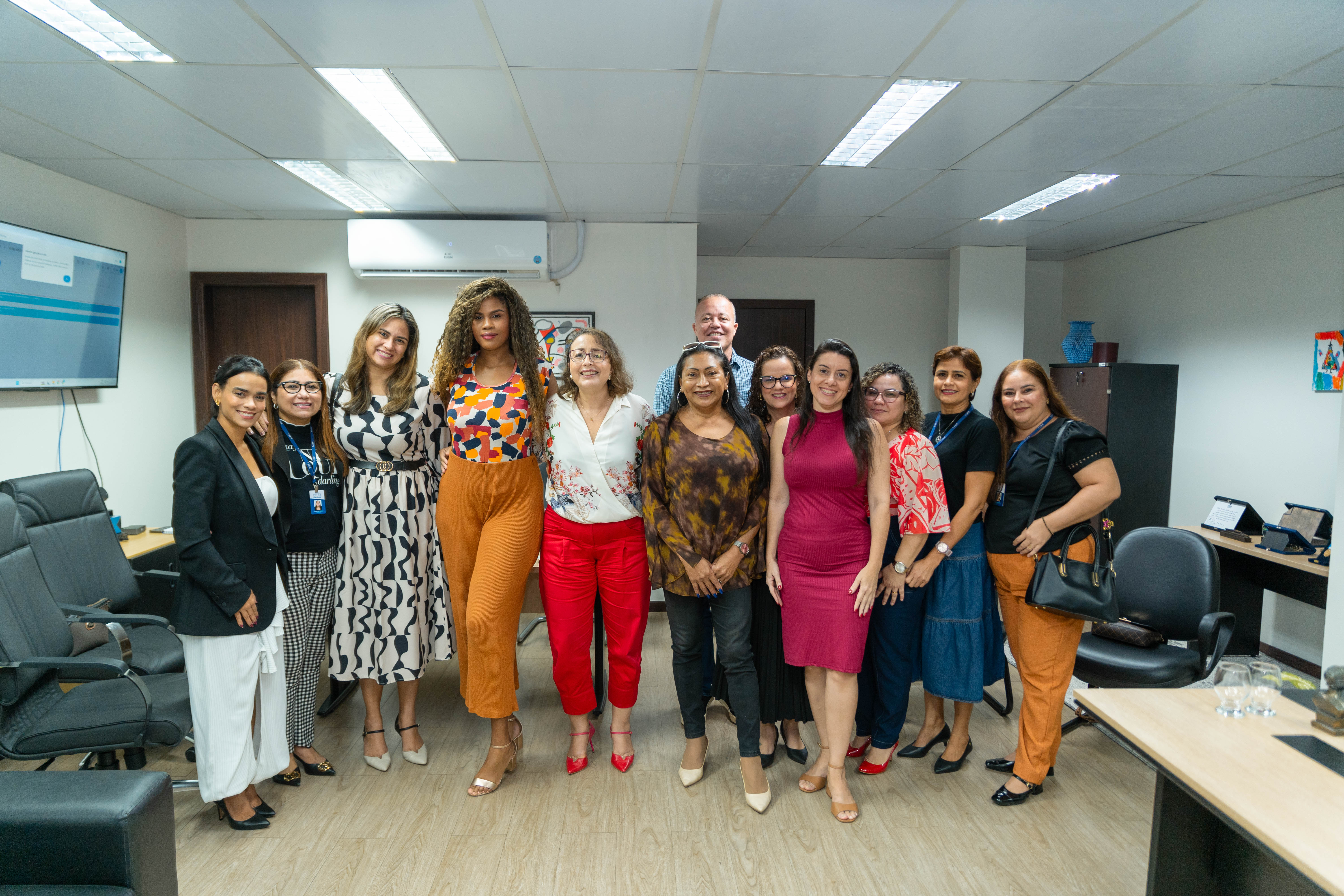 imagem colorida das pessoas do comitê e Coordenação Estadual de Políticas de Promoção da Igualdade Racial da Secretaria do Trabalho e Bem-Estar Social pousando para fotografia. imagem colorida das pessoas do comitê e Coordenação Estadual de Políticas de Promoção da Igualdade Racial da Secretaria do Trabalho e Bem-Estar Social pousando para fotografia.