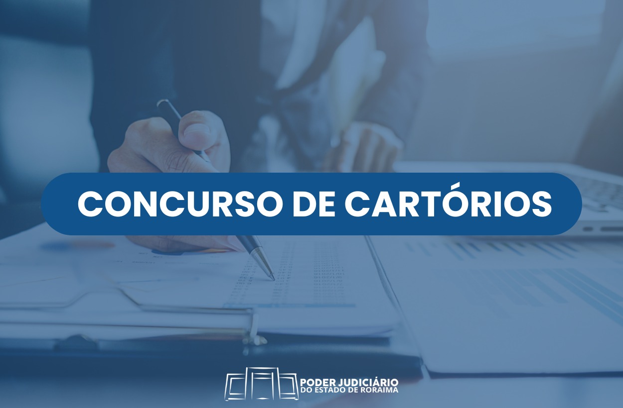 A imagem colorida possui um cabeçalho: "CONCURSO DE CARTÓRIOS". O fundo da imagem está desfocado, mas sugere um ambiente de trabalho ou estudo. É possível ver mãos segurando uma caneta sobre documentos ou papéis, e parte de um computador portátil (laptop) também está visível à direita. A imagem colorida possui um cabeçalho: "CONCURSO DE CARTÓRIOS". O fundo da imagem está desfocado, mas sugere um ambiente de trabalho ou estudo. É possível ver mãos segurando uma caneta sobre documentos ou papéis, e parte de um computador portátil (laptop) também está visível à direita.