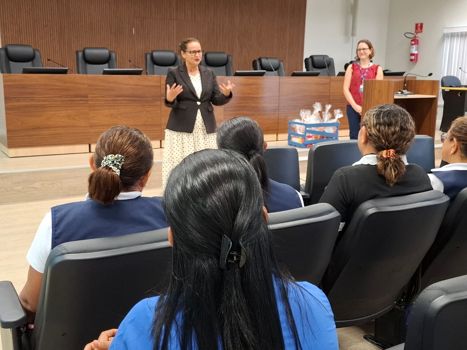 Foto colorida da Juíza Graciete Sotto, falando com as terceirizadas no auditório no Auditório do Fórum da Cidadania. Foto colorida da Juíza Graciete Sotto, falando com as terceirizadas no auditório no Auditório do Fórum da Cidadania.