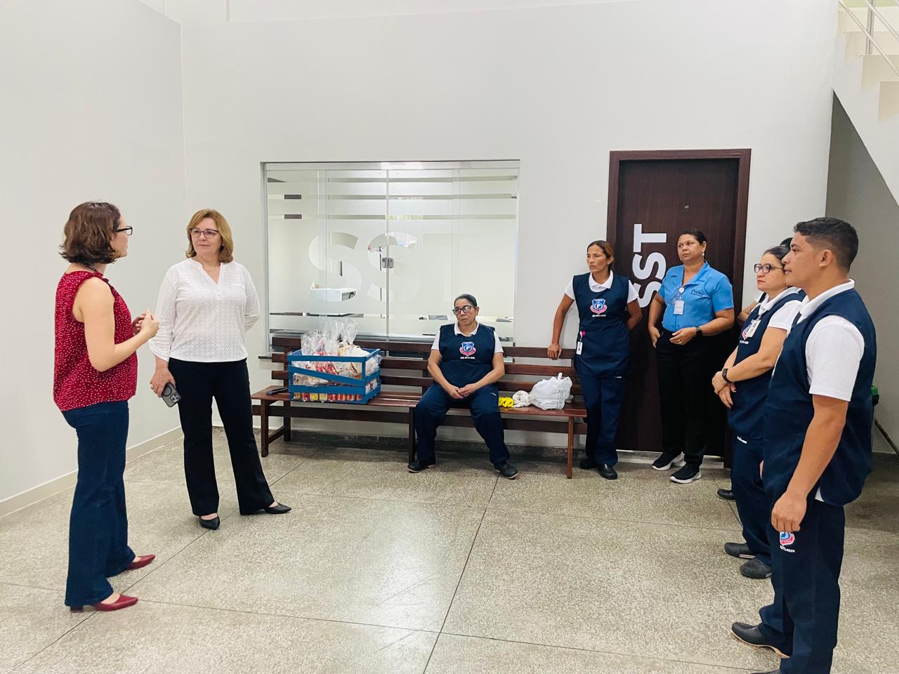 Foto colorida da Desembargadora Elaine Elaine Bianchi, falando com os terceirizados. Contém 8 pessoas na foto em pé sendo uma delas sentada Foto colorida da Desembargadora Elaine Elaine Bianchi, falando com os terceirizados. Contém 8 pessoas na foto em pé sendo uma delas sentada