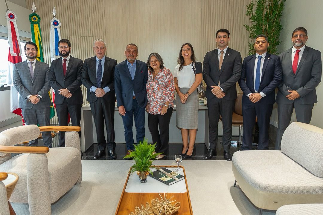 Foto colorida mostrando 9 pessoas em pé. Dá esquerda para direita estão: o juiz titular da Vara de Execução Penal (VEP), Daniel Damasceno, o Desembargador Almiro Padilha, o Desembargador Presidente do TJAM Jomar Fernandes, a Desembargadora supervisora do GMF/AM, Luiza Cristina Marques, a Juiza Coordenadora do GMF/AM, Ana Paula Medeiros, o coordenador do GMF, Renato Albuquerque, o assessor especial do GMF, do coronel Dagoberto da Silva Gonçalves, além de magsitrados do TJAM Foto colorida mostrando 9 pessoas em pé. Dá esquerda para direita estão: o juiz titular da Vara de Execução Penal (VEP), Daniel Damasceno, o Desembargador Almiro Padilha, o Desembargador Presidente do TJAM Jomar Fernandes, a Desembargadora supervisora do GMF/AM, Luiza Cristina Marques, a Juiza Coordenadora do GMF/AM, Ana Paula Medeiros, o coordenador do GMF, Renato Albuquerque, o assessor especial do GMF, do coronel Dagoberto da Silva Gonçalves, além de magsitrados do TJAM