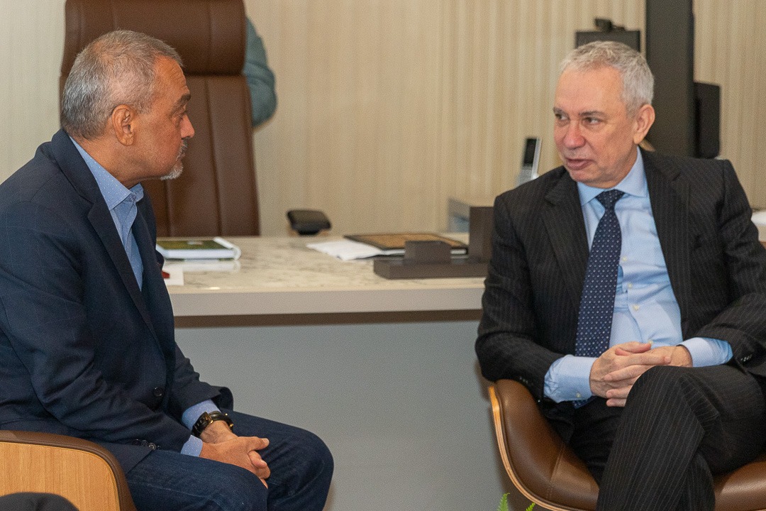 Foto colorida mostrando o Desembargador Almiro Padilha conversando com o Desembargador Presidente do TJAM Jomar Fernandes. Foto colorida mostrando o Desembargador Almiro Padilha conversando com o Desembargador Presidente do TJAM Jomar Fernandes.