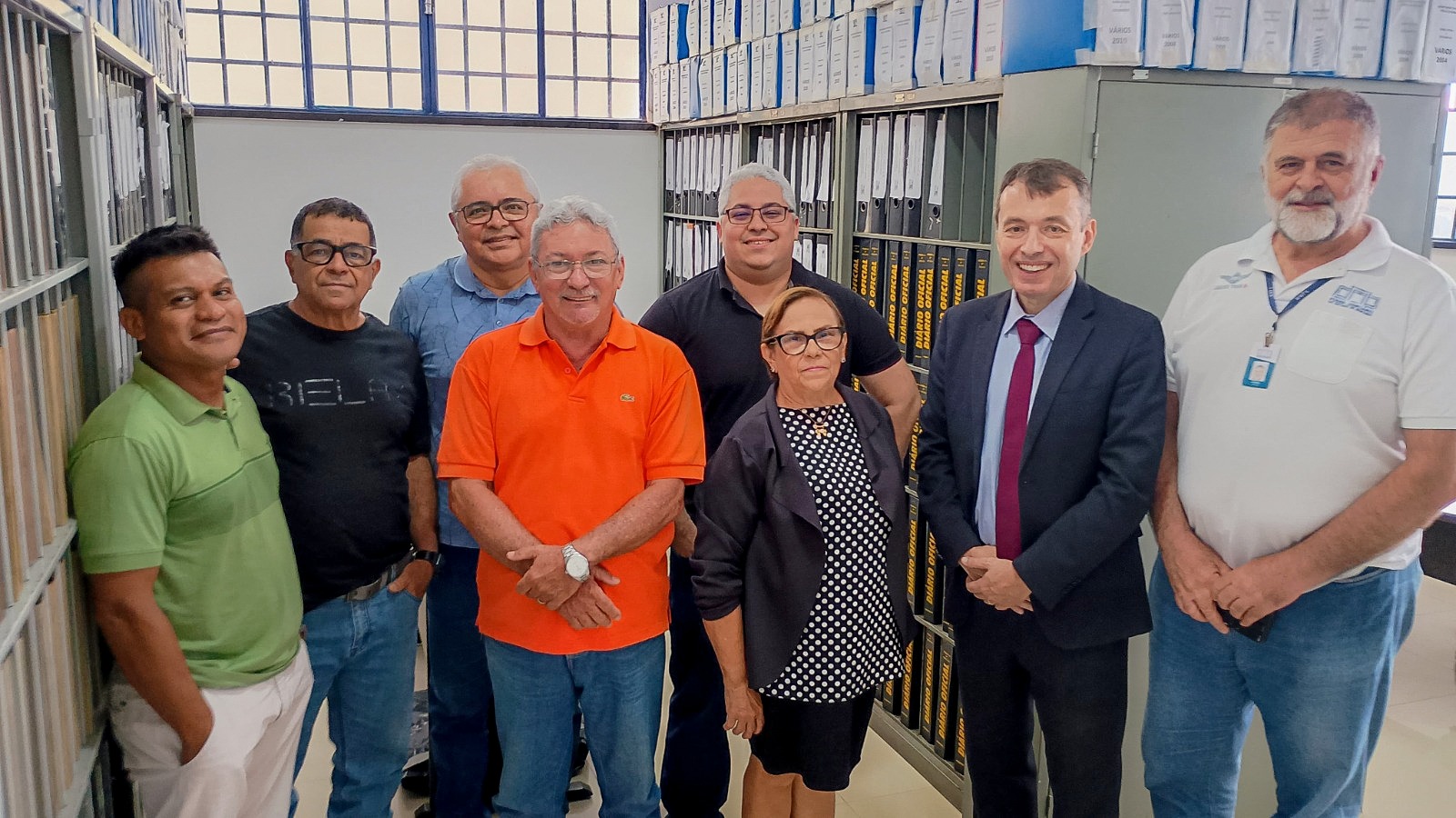 Imagem colorida mostra 8 pessoas em pé paradas, posando para foto. Mais a direita está o Corregedor Geral de Justiça, Desembargador Erick Linhares. Imagem colorida mostra 8 pessoas em pé paradas, posando para foto. Mais a direita está o Corregedor Geral de Justiça, Desembargador Erick Linhares.
