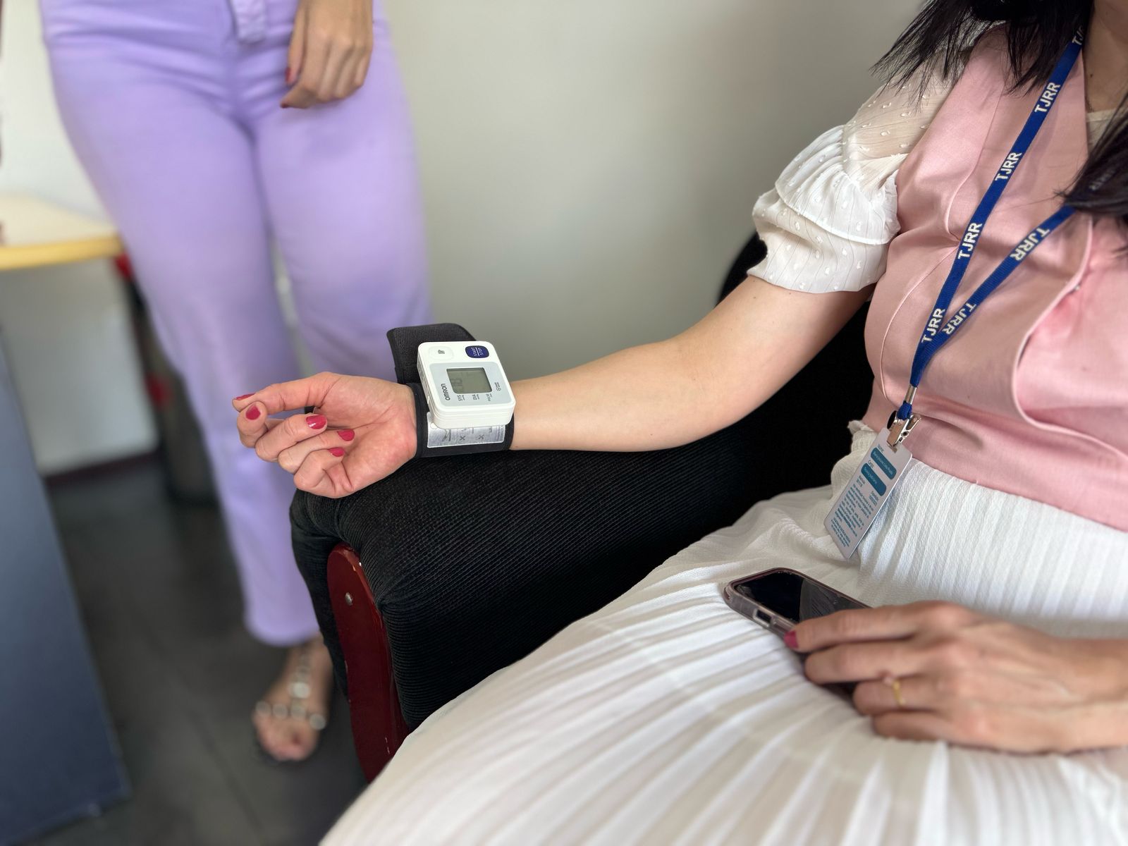 foto colorida dando enfoque no braço de uma mulher realizando atendimento de aferição de pressão foto colorida dando enfoque no braço de uma mulher realizando atendimento de aferição de pressão