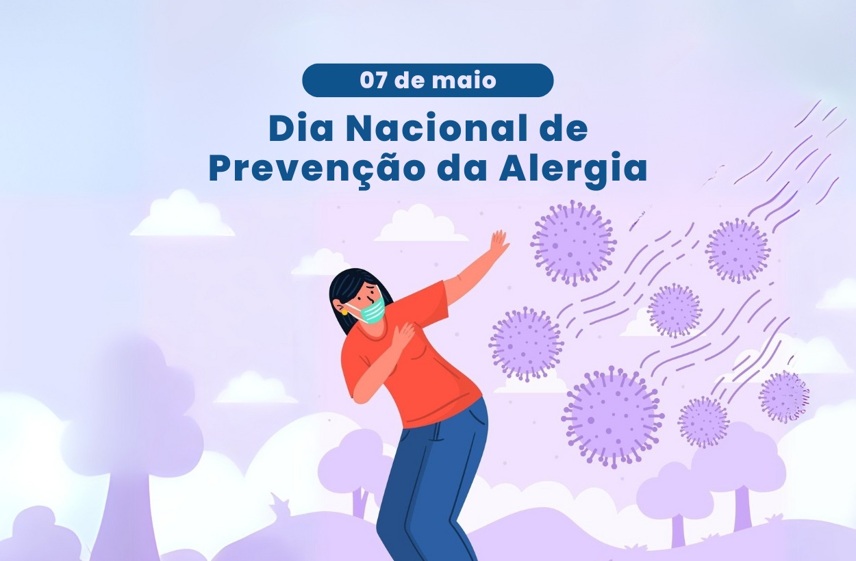 A imagem é um cartaz para o Dia Nacional de Prevenção da Alergia, celebrado a 7 de maio. Apresenta uma ilustração de uma pessoa com pele morena clara, cabelo preto e uma máscara facial azul clara, a reagir a partículas violetas que se assemelham a pólen ou alérgenos a pairar no ar. A pessoa está a tocar o peito com uma mão e a levantar o outro braço, numa expressão de desconforto ou reação alérgica. O fundo é um cenário estilizado com árvores roxas e brancas e nuvens brancas num céu azul claro. O texto "07 de maio" aparece num retângulo azul escuro no topo, seguido por "Dia Nacional de" e "Prevenção da Alergia" em letras azuis maiores. A imagem é um cartaz para o Dia Nacional de Prevenção da Alergia, celebrado a 7 de maio. Apresenta uma ilustração de uma pessoa com pele morena clara, cabelo preto e uma máscara facial azul clara, a reagir a partículas violetas que se assemelham a pólen ou alérgenos a pairar no ar. A pessoa está a tocar o peito com uma mão e a levantar o outro braço, numa expressão de desconforto ou reação alérgica. O fundo é um cenário estilizado com árvores roxas e brancas e nuvens brancas num céu azul claro. O texto "07 de maio" aparece num retângulo azul escuro no topo, seguido por "Dia Nacional de" e "Prevenção da Alergia" em letras azuis maiores.