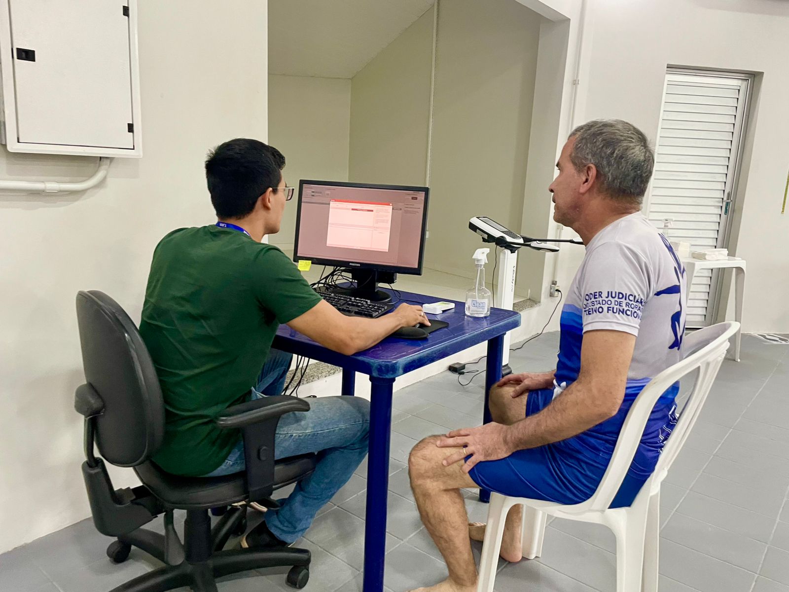 JUSTIÇA NA MEDIDA CERTA – Competidores realizam pesagem para início do desafio