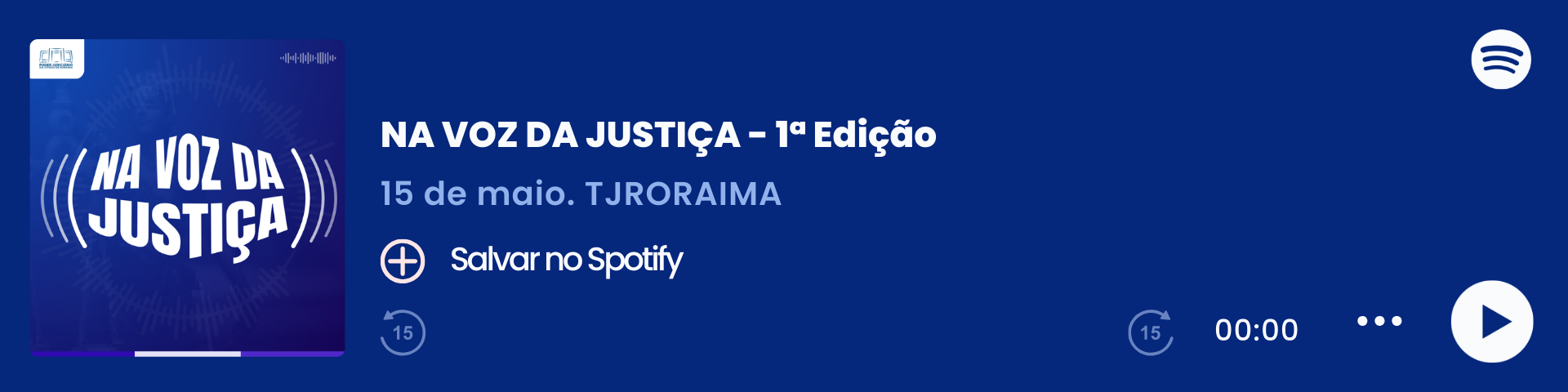 A imagem mostra uma captura de tela de um episódio do podcast "Na Voz da Justiça" em um player de áudio, provavelmente no Spotify. À esquerda, aparece a capa azul do programa com ondas sonoras e ícone de justiça. À direita, estão o título "1ª Edição", a data 15 de maio e a opção de salvar no Spotify.