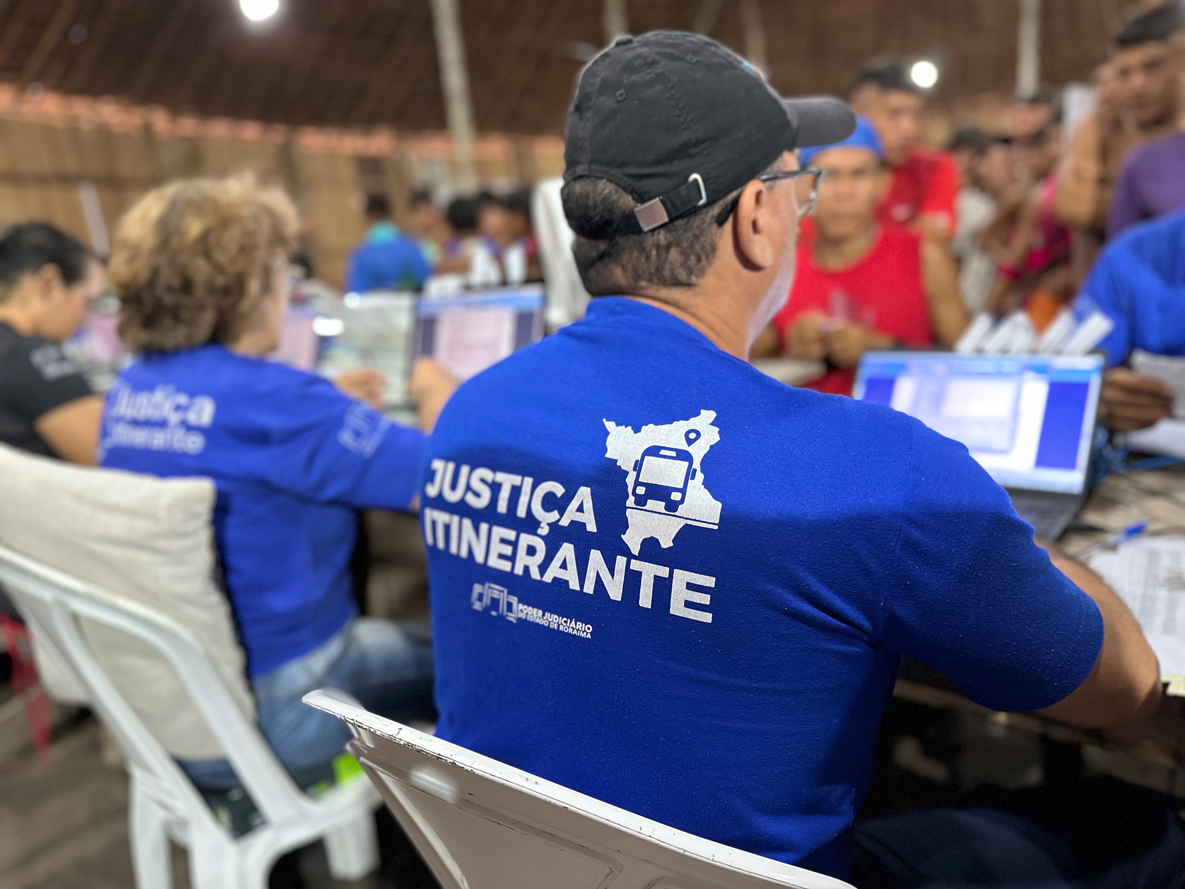  Imagem colorida contém servidores da Justiça Itinerante realizando atendimentos