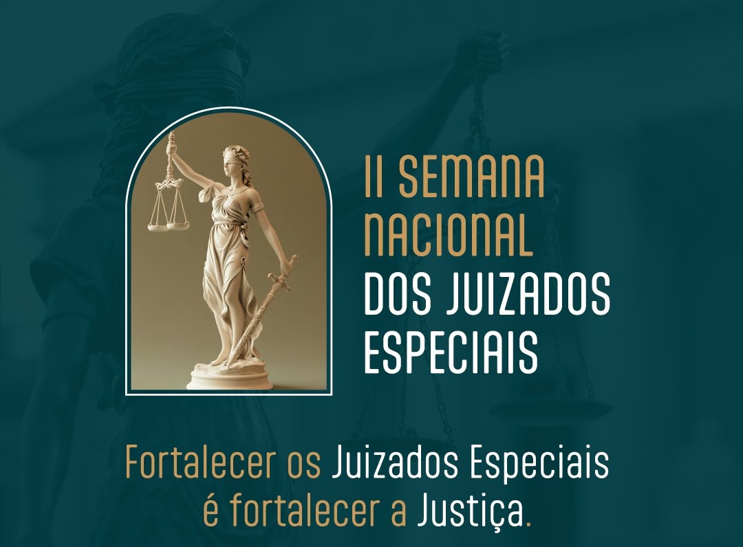 A imagem é um banner institucional com fundo escuro e elementos em destaque que promovem a II Semana Nacional dos Juizados Especiais. À esquerda, há uma estátua de Têmis, deusa da justiça, simbolizando imparcialidade com balança, espada e venda nos olhos. À direita, o texto do evento aparece em letras claras e organizadas, com a frase de impacto ao centro inferior: "Fortalecer os Juizados Especiais é fortalecer a Justiça." A composição visual e textual reforça o caráter oficial e o compromisso com o fortalecimento do Judiciário. A imagem é um banner institucional com fundo escuro e elementos em destaque que promovem a II Semana Nacional dos Juizados Especiais. À esquerda, há uma estátua de Têmis, deusa da justiça, simbolizando imparcialidade com balança, espada e venda nos olhos. À direita, o texto do evento aparece em letras claras e organizadas, com a frase de impacto ao centro inferior: "Fortalecer os Juizados Especiais é fortalecer a Justiça." A composição visual e textual reforça o caráter oficial e o compromisso com o fortalecimento do Judiciário.