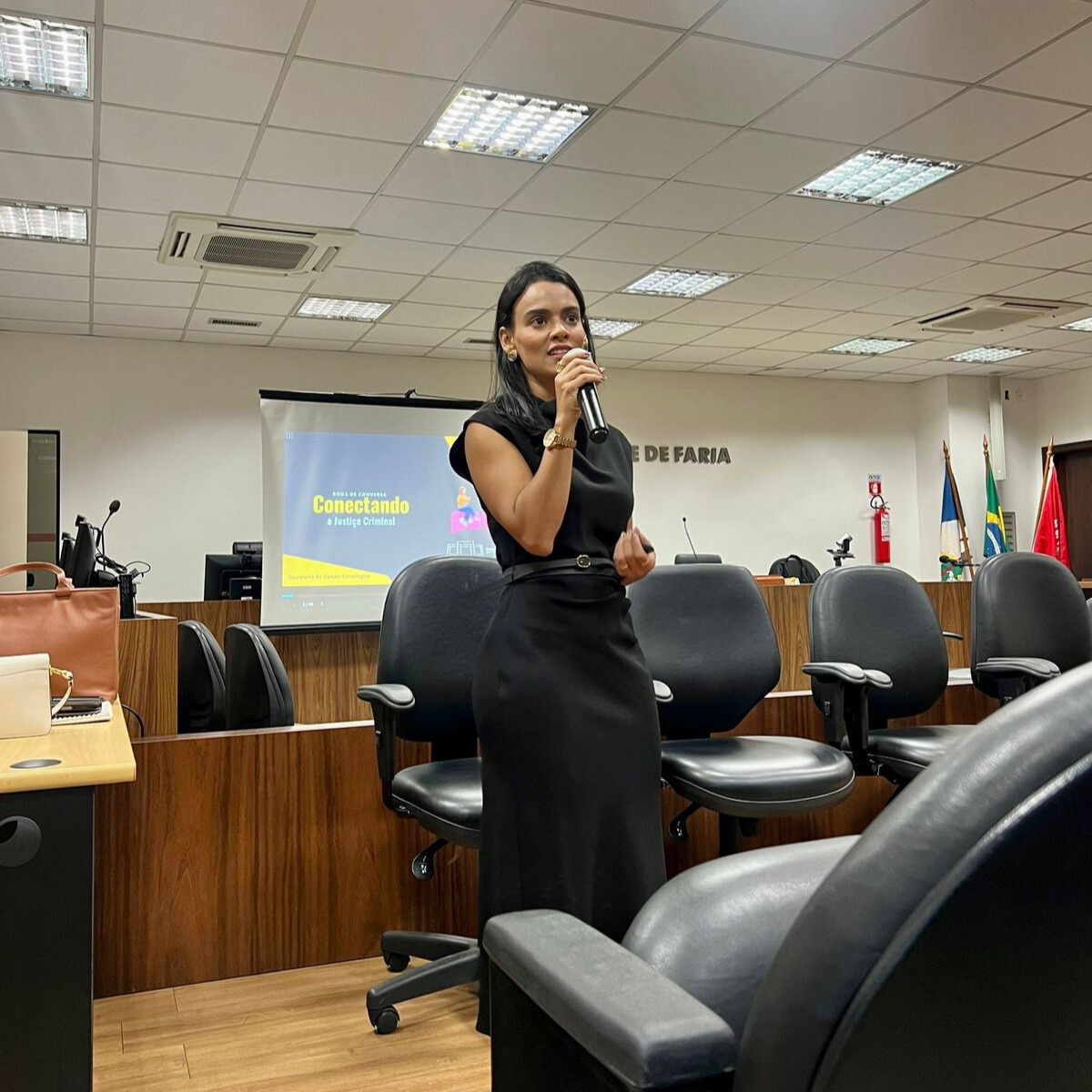 : imagem colorida contém a secretária da SGE/TJRR, Veruska Lobo discursando durante palestra sobre Justiça Criminal.