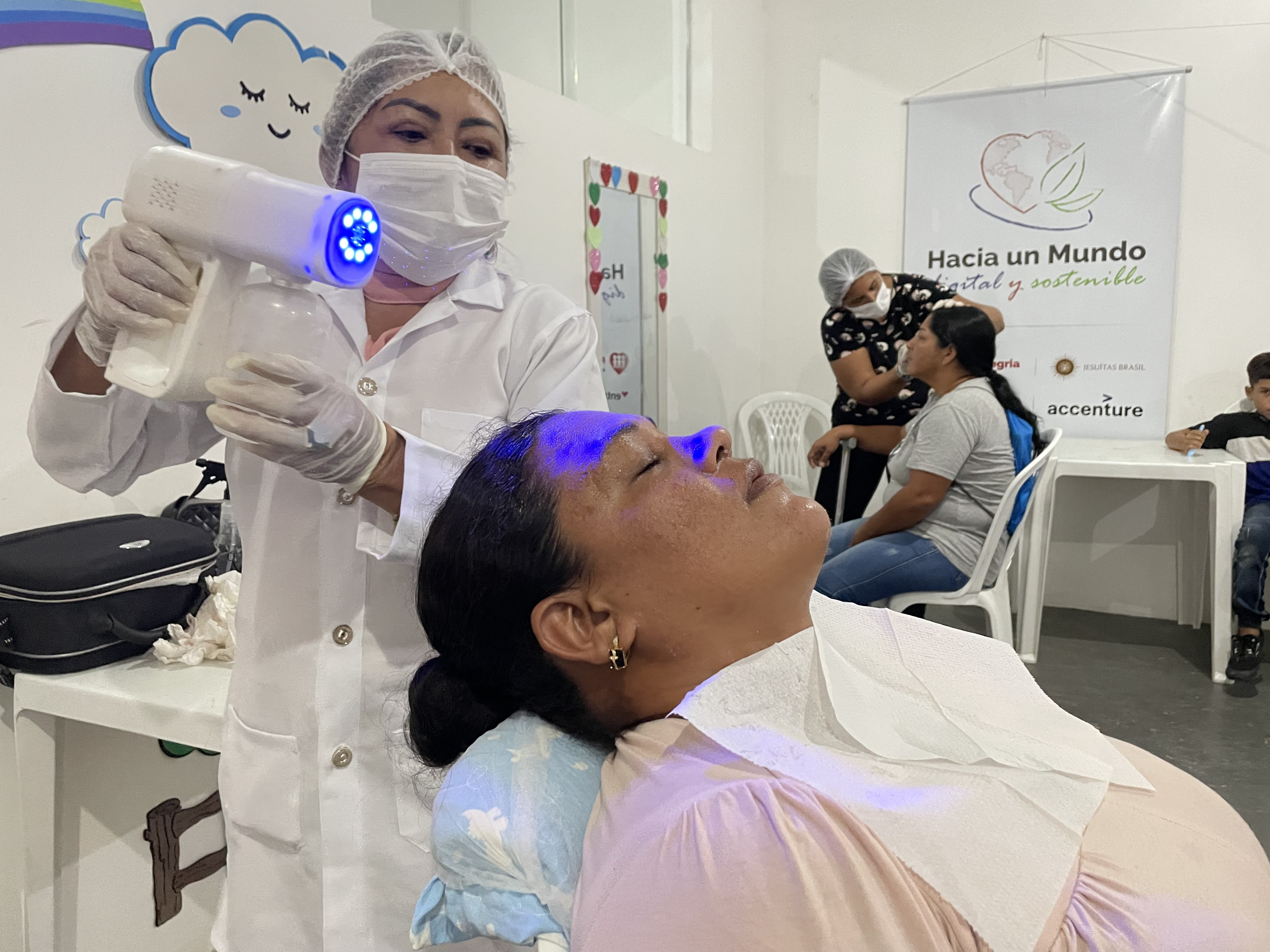 Imagem colorida de uma uma pessoa realizando serviço de beleza