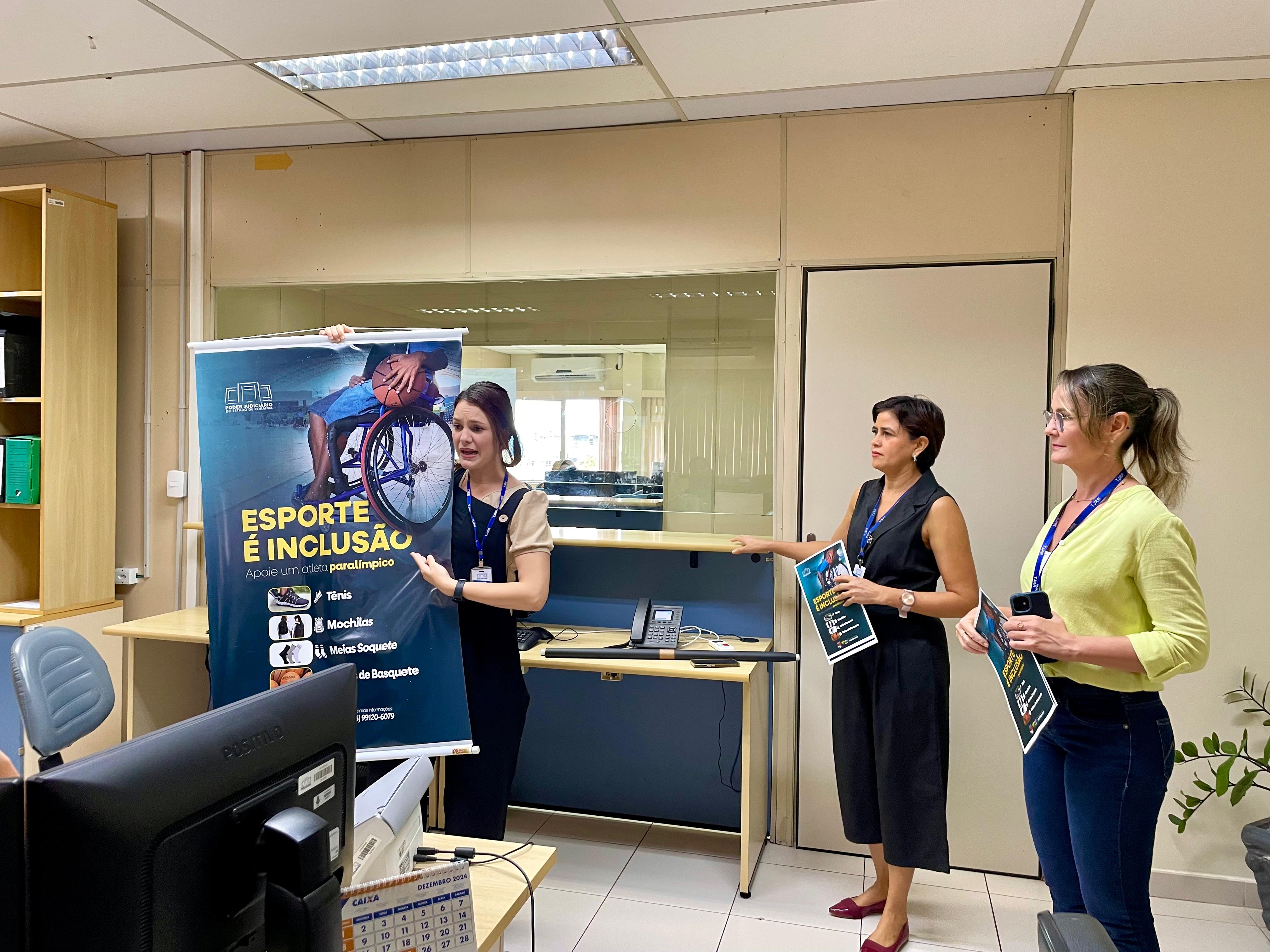 Foto colorida de três pessoas da comissão falando sobre a campanha. Uma delas está segurando um banner. Foto colorida de três pessoas da comissão falando sobre a campanha. Uma delas está segurando um banner.