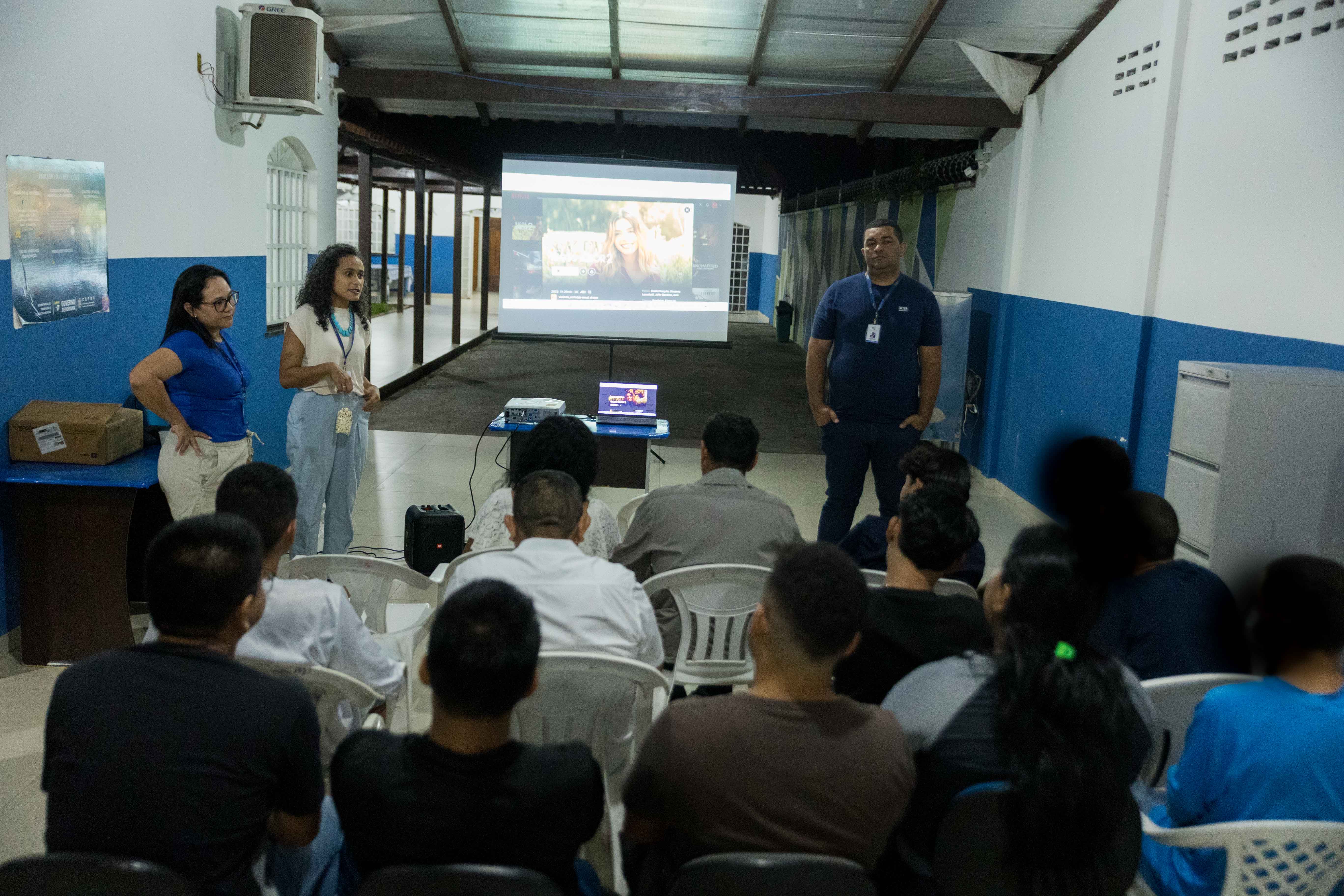 foto colorida dos jovens sentados em um ambiente e afrente duas servidoras do TJRR falando ao lado esquerdo e um servidor da unidade ao lado direito. foto colorida dos jovens sentados em um ambiente e afrente duas servidoras do TJRR falando ao lado esquerdo e um servidor da unidade ao lado direito.