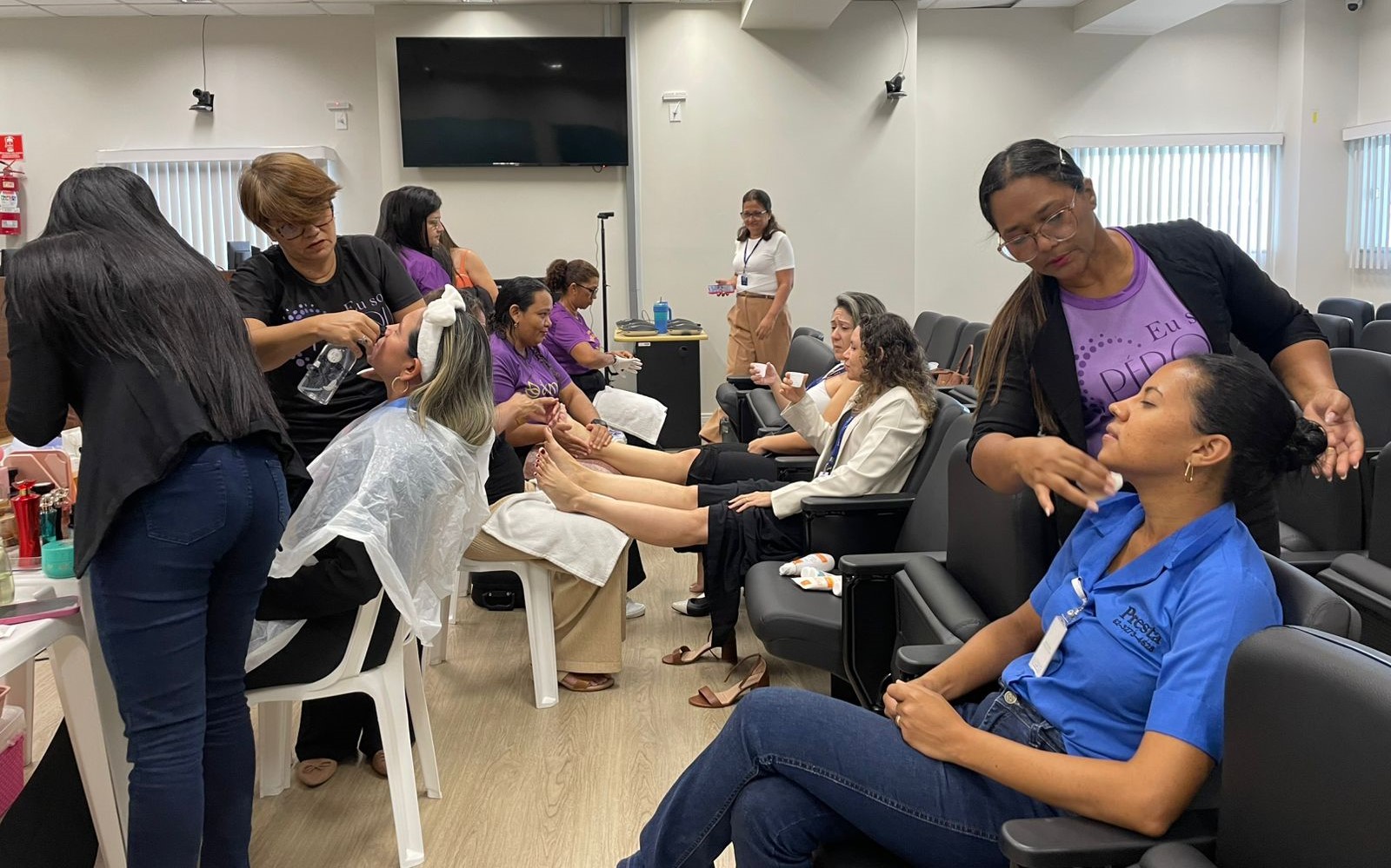 foto colorida em ambiente interno de mulheres realizando atendimento de beleza foto colorida em ambiente interno de mulheres realizando atendimento de beleza