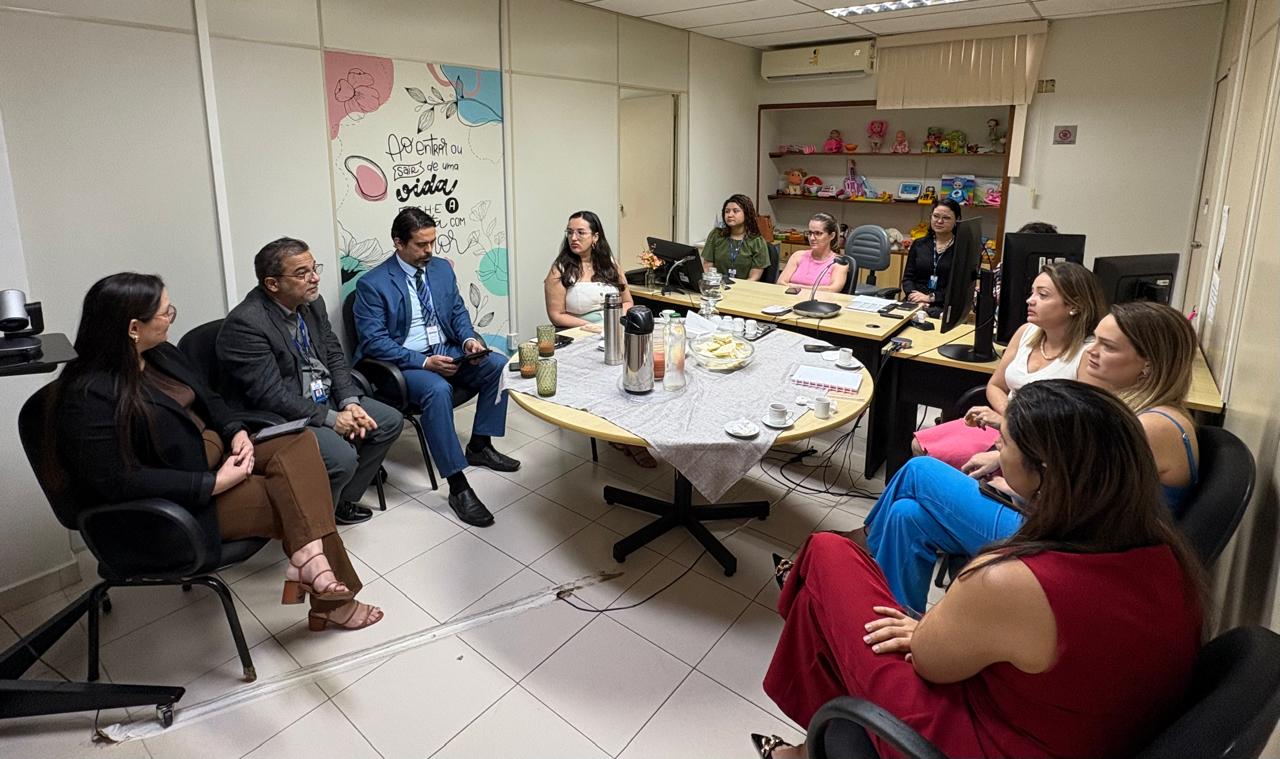 imagem colorida de uma sala com servidores do TJRR em reunião; imagem colorida de uma sala com servidores do TJRR em reunião;