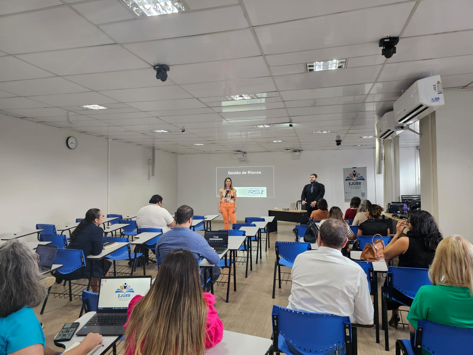 imagem colorida em ambiente interno com servidores do TJRR em capacitação. imagem colorida em ambiente interno com servidores do TJRR em capacitação.