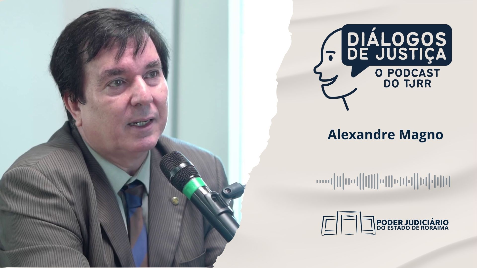 Foto colorida motra à esquerda, o juiz Alexandre Magno, Titular da VEPEMA do TJRR, vestindo terno marrom com camisa verde clara e gravata listrada em tons de azul e marrom. Ele está diante de um microfone com anel verde, posicionado à sua frente, e fala diretamente ao entrevistador fora de cena. À direita, sobre um fundo claro com textura que lembra papel, estão o logotipo do podcast (um rosto estilizado com balão de fala), o nome do entrevistado em destaque e a logomarca do Poder Judiciário do Estado de Roraima. Abaixo, uma linha gráfica simula uma faixa de áudio.