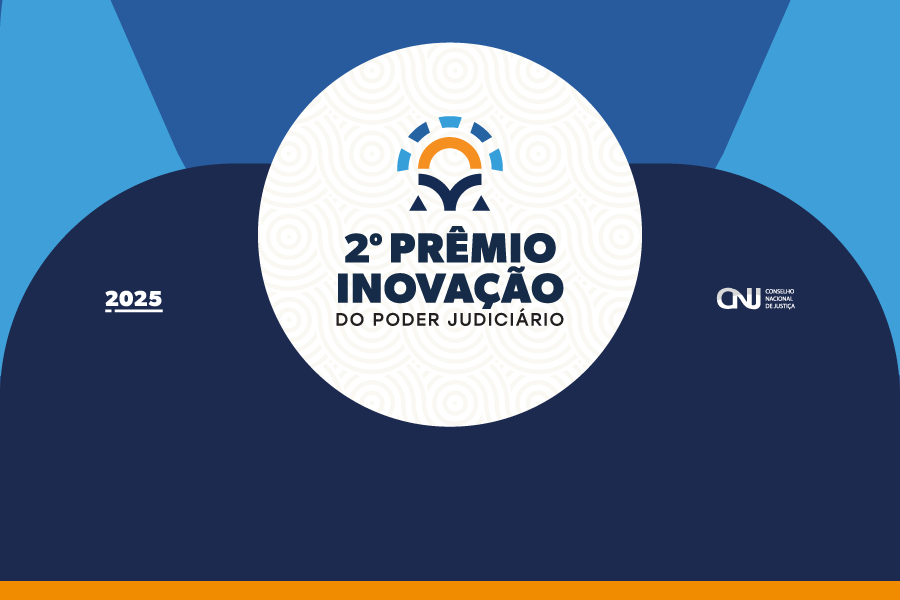 Imagem com fundo em tons de azul e elementos gráficos arredondados. No centro, um círculo branco com padrões circulares em relevo traz o texto: "2º PRÊMIO INOVAÇÃO DO PODER JUDICIÁRIO". Acima do texto, há um ícone estilizado representando um sol nascente sobre um livro aberto, sugerindo luz, conhecimento e renovação. À esquerda, o ano "2025" aparece em branco com sublinhado. À direita, o logotipo do Conselho Nacional de Justiça (CNJ). Imagem com fundo em tons de azul e elementos gráficos arredondados. No centro, um círculo branco com padrões circulares em relevo traz o texto: "2º PRÊMIO INOVAÇÃO DO PODER JUDICIÁRIO". Acima do texto, há um ícone estilizado representando um sol nascente sobre um livro aberto, sugerindo luz, conhecimento e renovação. À esquerda, o ano "2025" aparece em branco com sublinhado. À direita, o logotipo do Conselho Nacional de Justiça (CNJ).