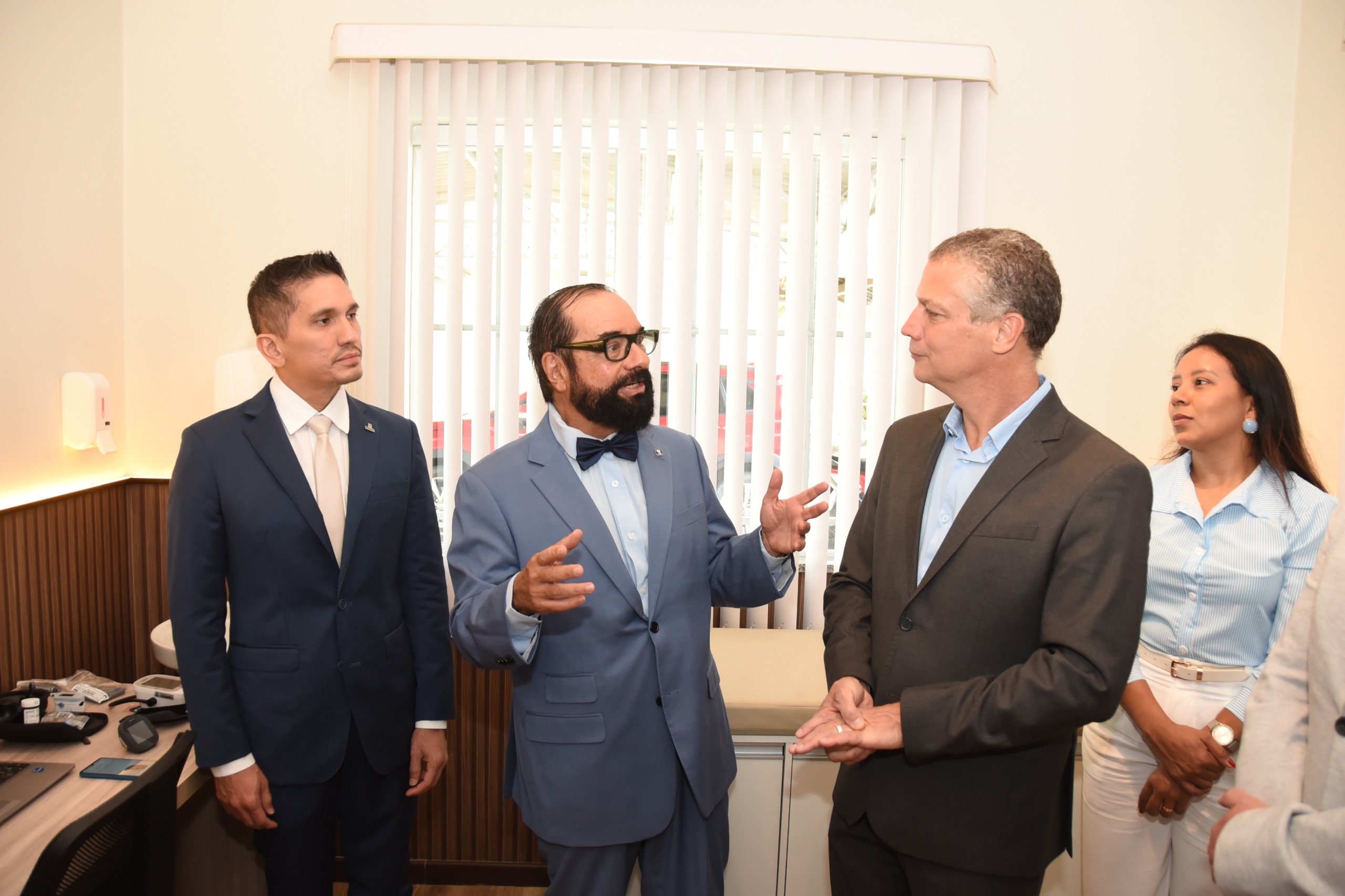  imagem colorida do Presidente do Tribunal de Justiça de Roraima, desembargador Leonardo Cupello, conversa com representantes da Geap durante a inauguração do consultório digital no Centro Médico de Qualidade de Vida do TJRR.