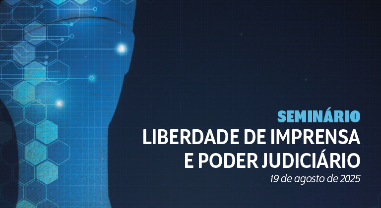 Imagem colorida mostra um banner digital de divulgação de um evento. Do lado esquerdo, há uma figura estilizada de uma coluna em tons de azul, composta por hexágonos e linhas digitais, sugerindo tecnologia e modernidade. O fundo é escuro com uma textura de grade sutil. À direita, em letras brancas e azuis, está escrito: "SEMINÁRIO - LIBERDADE DE IMPRENSA E PODER JUDICIÁRIO; 19 de agosto de 2025. Imagem colorida mostra um banner digital de divulgação de um evento. Do lado esquerdo, há uma figura estilizada de uma coluna em tons de azul, composta por hexágonos e linhas digitais, sugerindo tecnologia e modernidade. O fundo é escuro com uma textura de grade sutil. À direita, em letras brancas e azuis, está escrito: "SEMINÁRIO - LIBERDADE DE IMPRENSA E PODER JUDICIÁRIO; 19 de agosto de 2025.