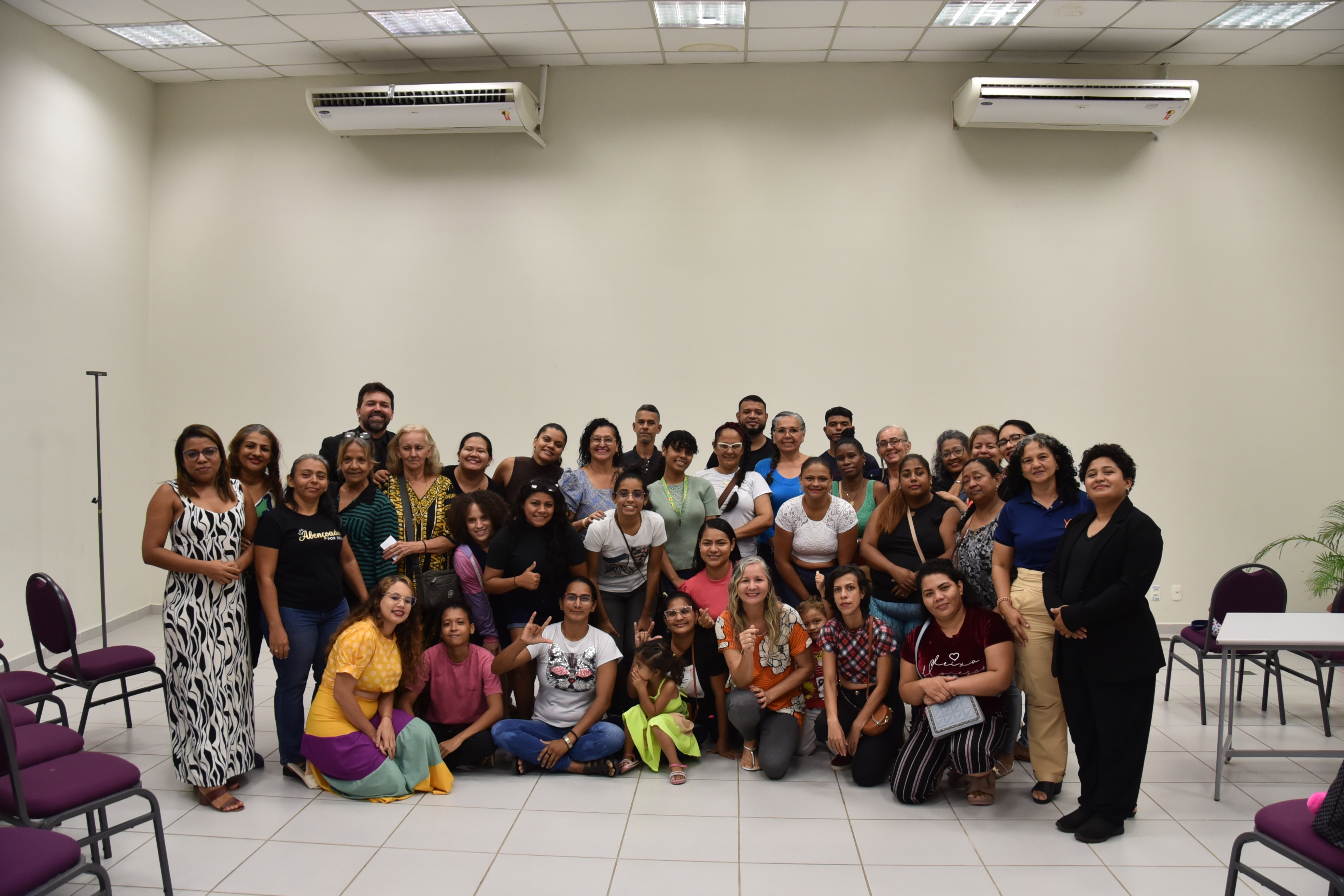 Foto colorida mostra um grupo diverso de 37 pessoas posando para uma foto coletiva. Foto colorida mostra um grupo diverso de 37 pessoas posando para uma foto coletiva.