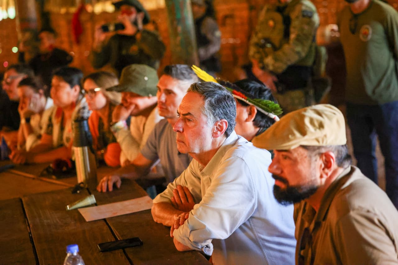  Imagem colorida do presidente do Supremo Tribunal Federal e do Conselho Nacional de Justiça, ministro Luís Roberto Barroso, o presidente do TJRR, desembargador Leonardo Cupello e o Juiz Marcello Oliveira em área indigena.  