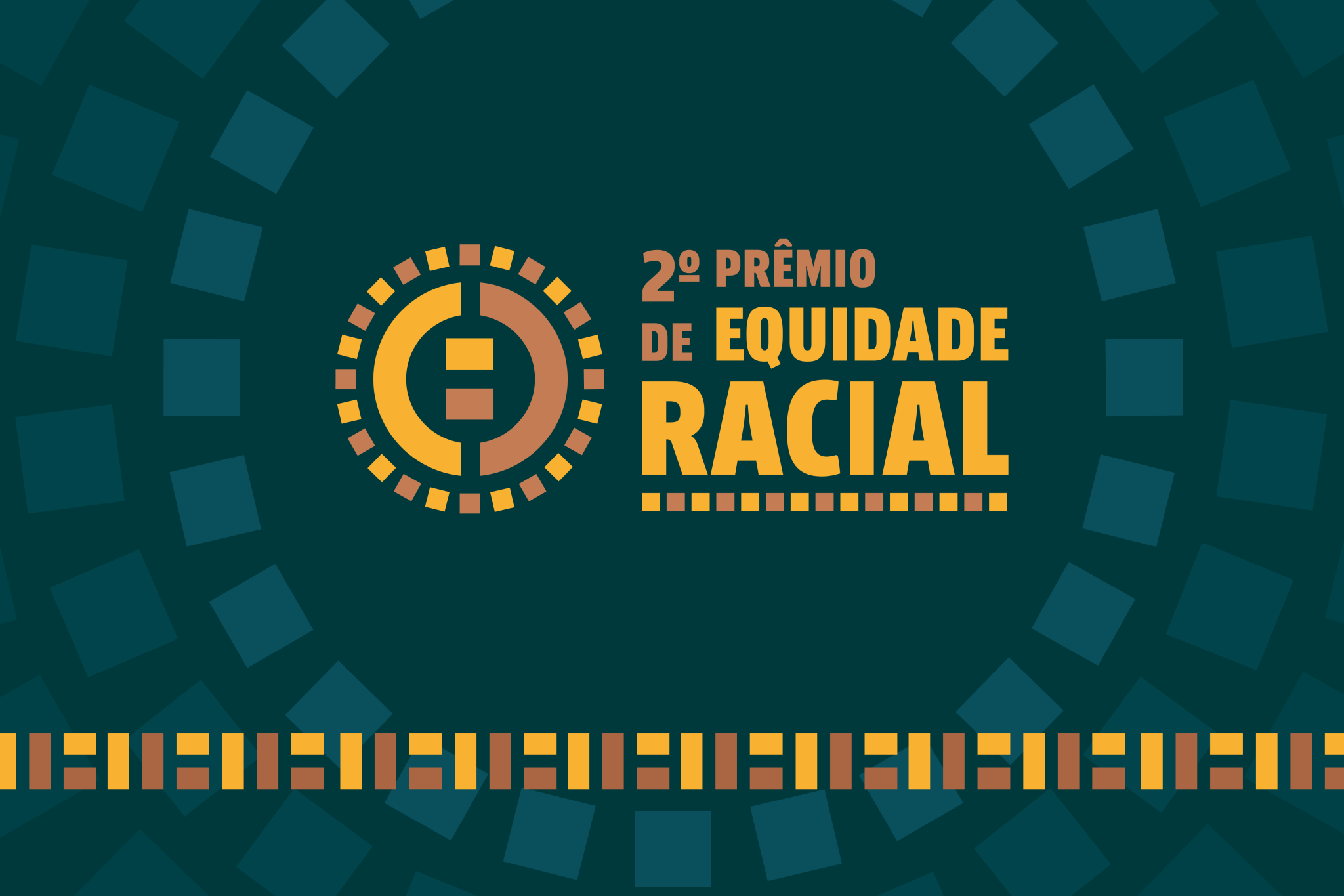 Card em fundo verde escuro com formas geométricas em tons de verde, marrom e amarelo. À esquerda, há um círculo estilizado com símbolos em amarelo e marrom. Ao lado, em letras grandes e destacadas, está escrito: "2º Prêmio de Equidade Racial" nas cores marrom e amarelo. Na parte inferior, há uma faixa decorativa composta por quadrados alternados nas mesmas cores.