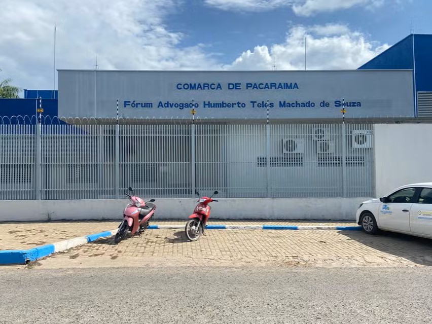 A imagem colorida mostra a fachada do Fórum da Comarca de Pacaraima, município de fronteira em Roraima.