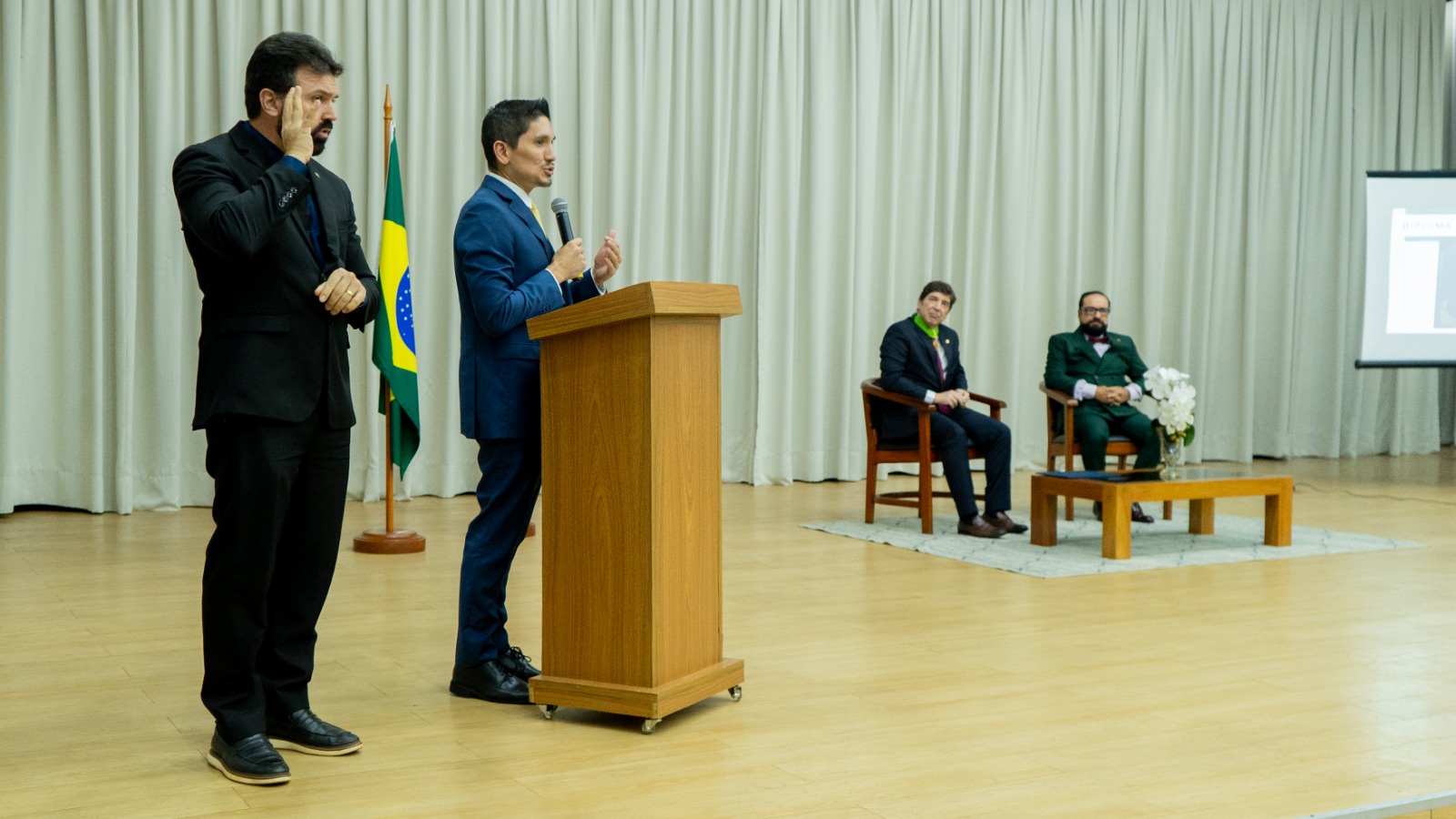 Foto colorida mostra o juiz Marcelo Oliveira durante discurso. 