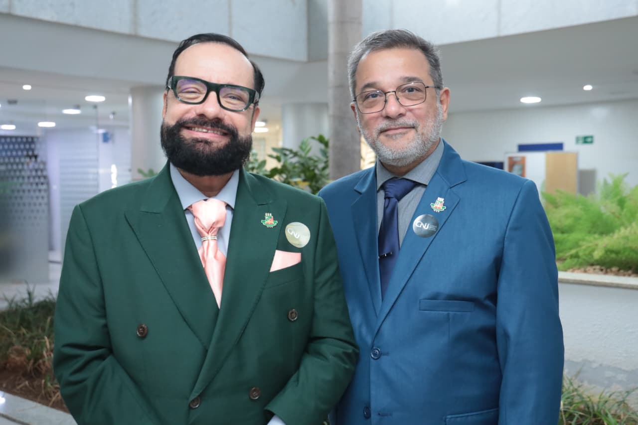 imagem colorida mostra o presidente do TJRR, desembargador Leonardo Cupello, ao lado do secretário-geral de Justiça do TJRR, Hermenegildo Ataíde D'Ávila.