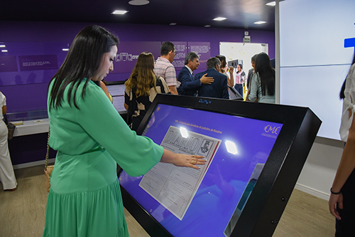 Foto Visitante conhecendo a história através das tecnologia durante inauguração do CMC