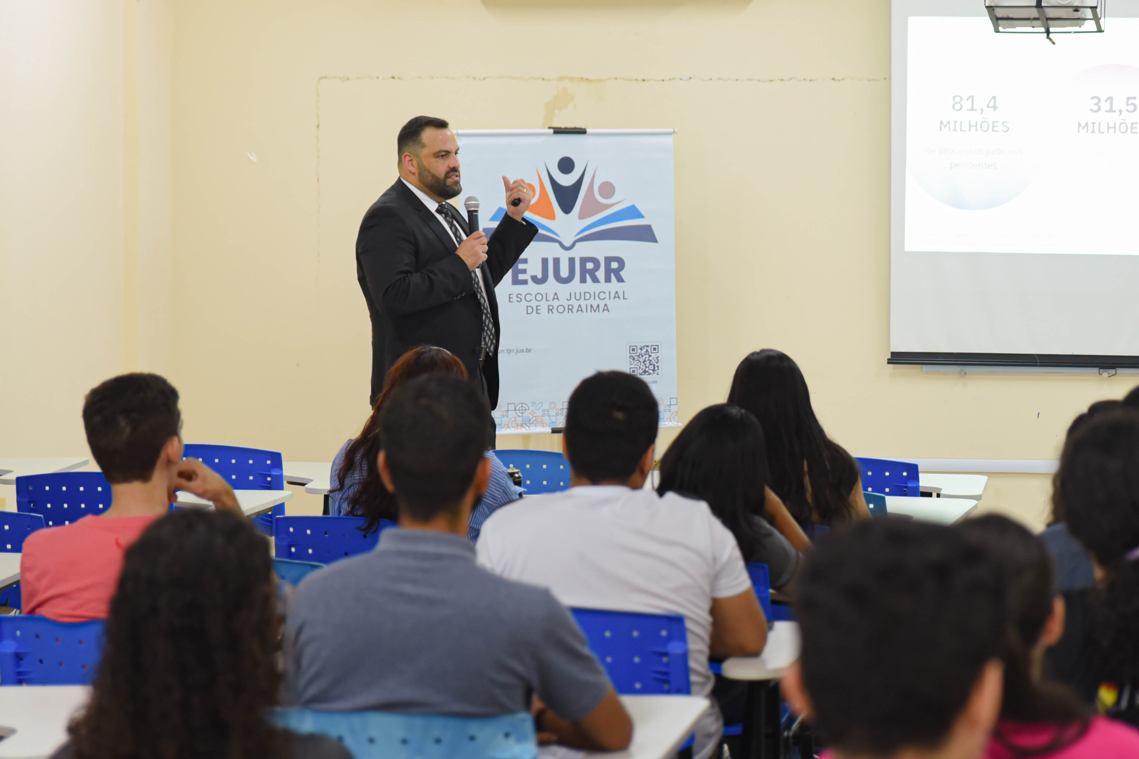 foto colorida tirada de fundo com o juiz auxiliar da Presidência do CNJ, Dorotheo Barbosa Neto, ministrando a pelestra
