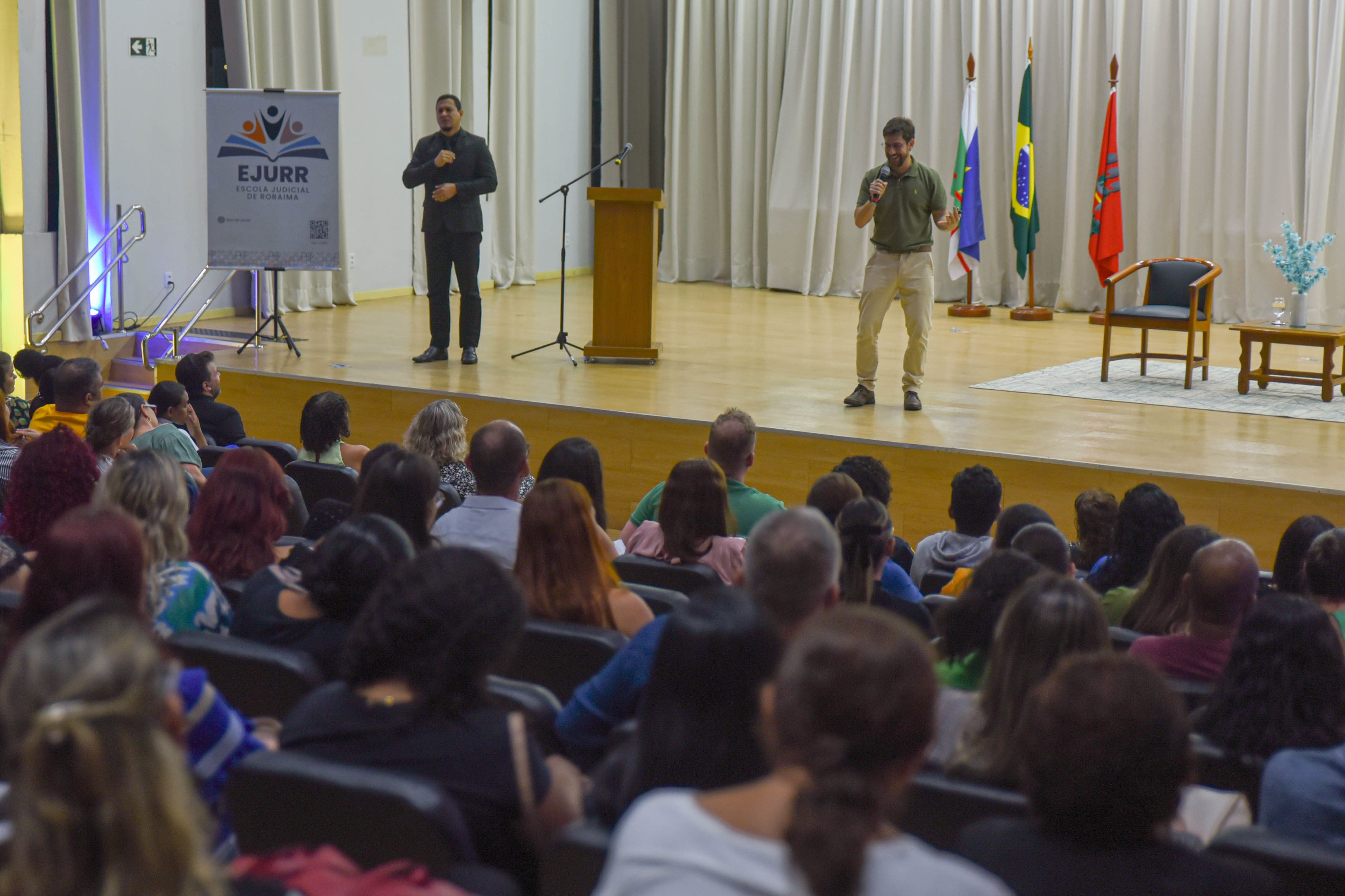 foto colorida da palestra em auditório