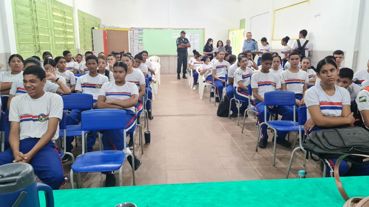 foto colorida de alunos sentados na sala de aula , assistindo uma palestra