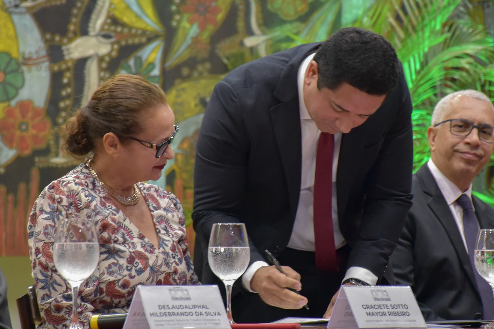 Foto Colorida mostra a juíza de direito do Tribunal de Justiça de Roraima (TJRR), Graciete Sotto Mayor à esquerda e outra pessoa à direita