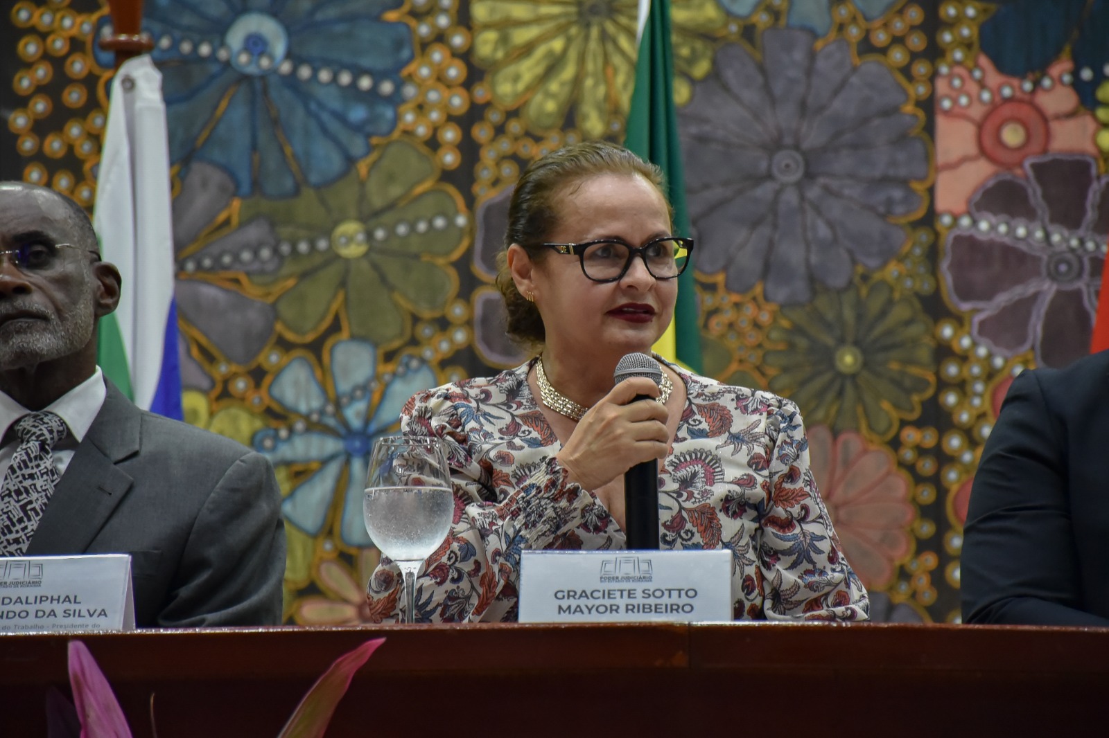 Foto Colorida mostra a juíza de direito do Tribunal de Justiça de Roraima (TJRR), Graciete Sotto Mayor discursando durante o evento.