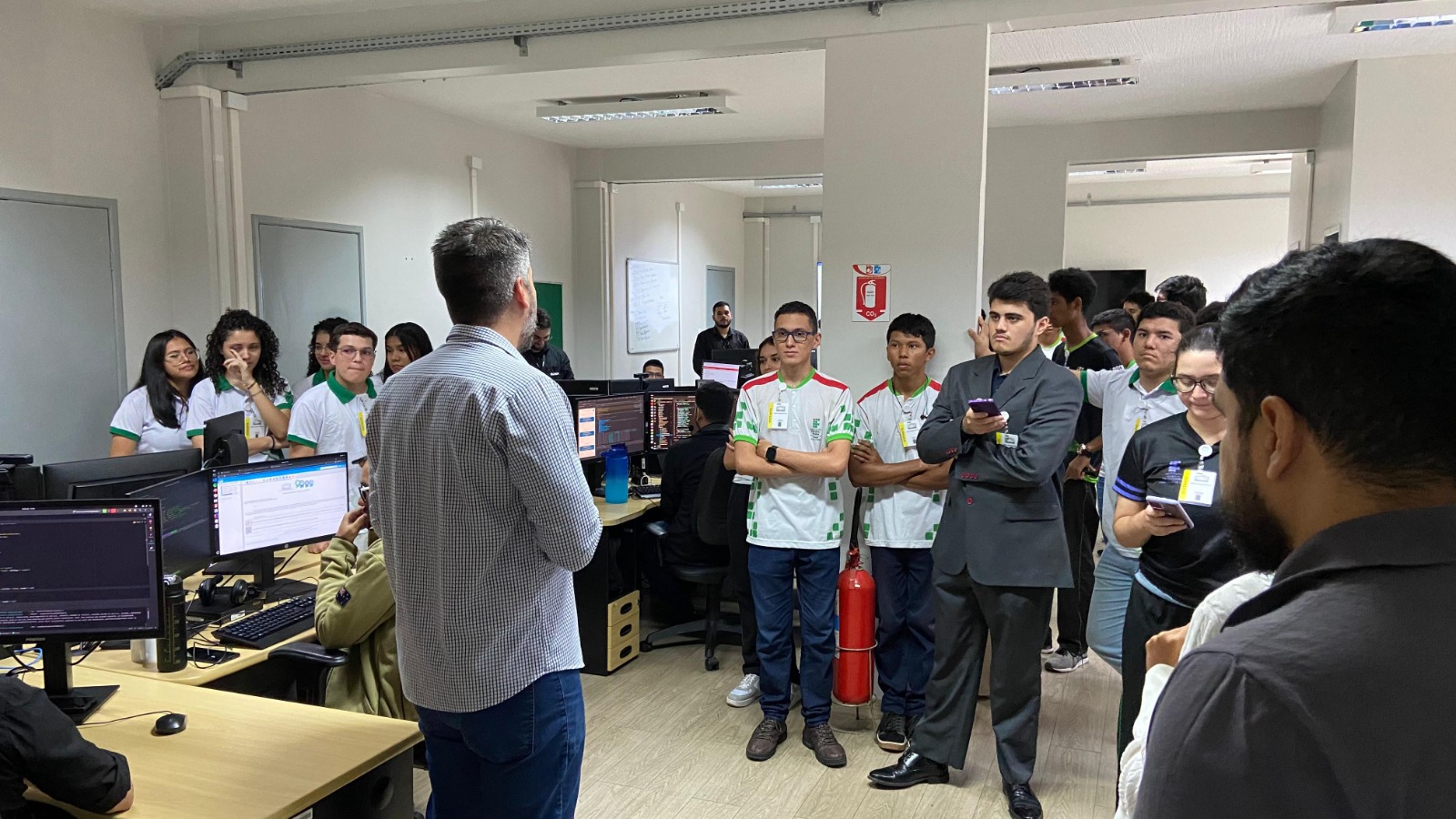 foto colorida de estudantes dentro de um setor de um setor TJRR