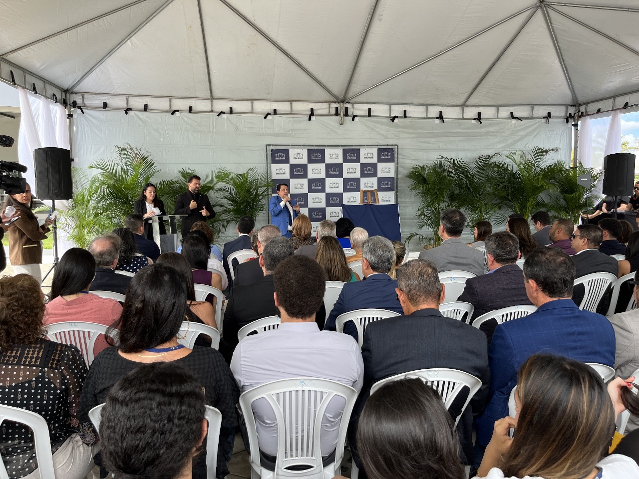 Foto colorida do presidente, Desembargador Jésus Nascimento falando ao microfone em frente a uma plateia, durante homenagem no forum da cidadania Foto colorida do presidente, Desembargador Jésus Nascimento falando ao microfone em frente a uma plateia, durante homenagem no forum da cidadania