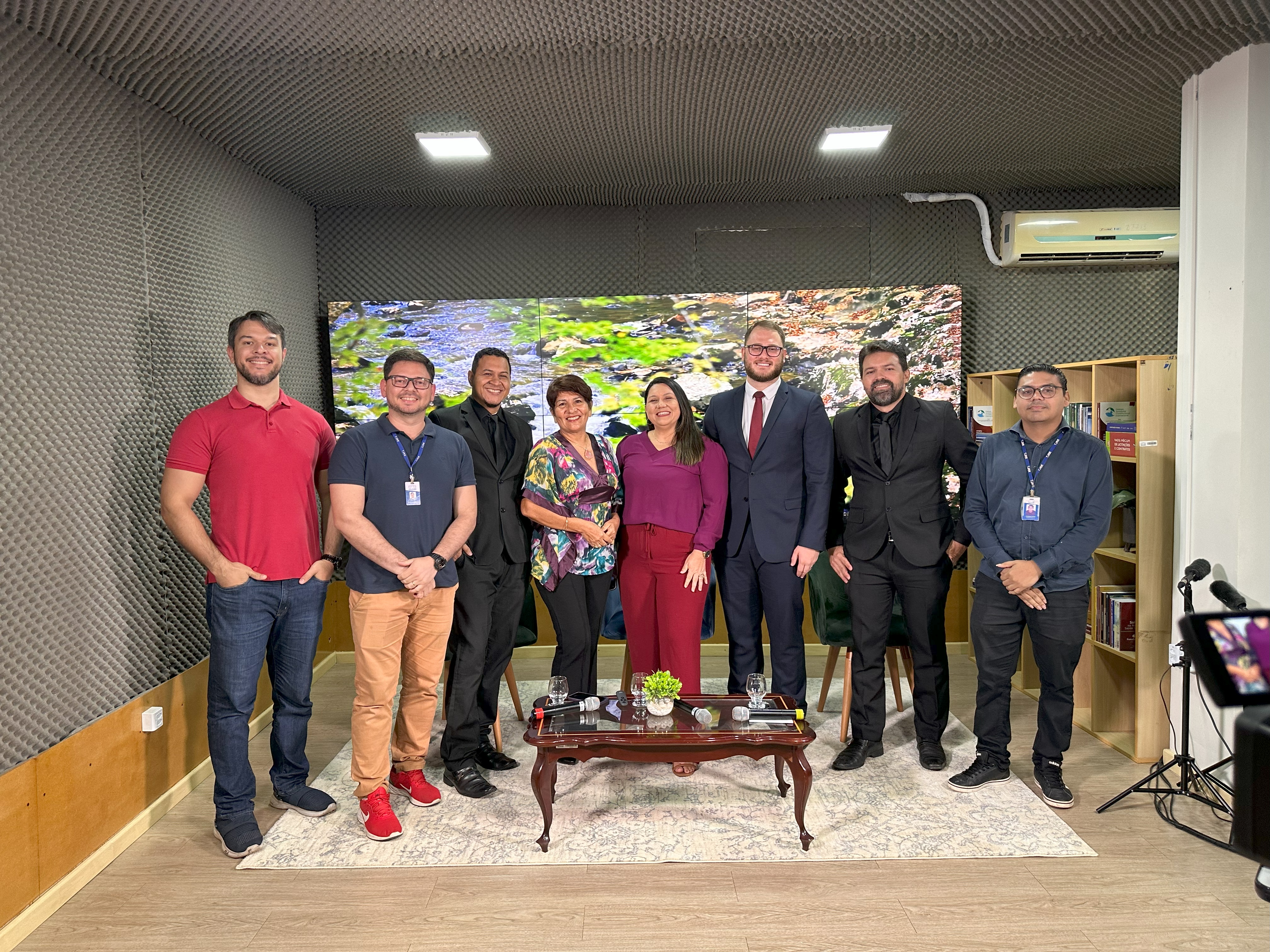 foto colorida no estudio da ejur com uma equipe composta por 8 pessoas