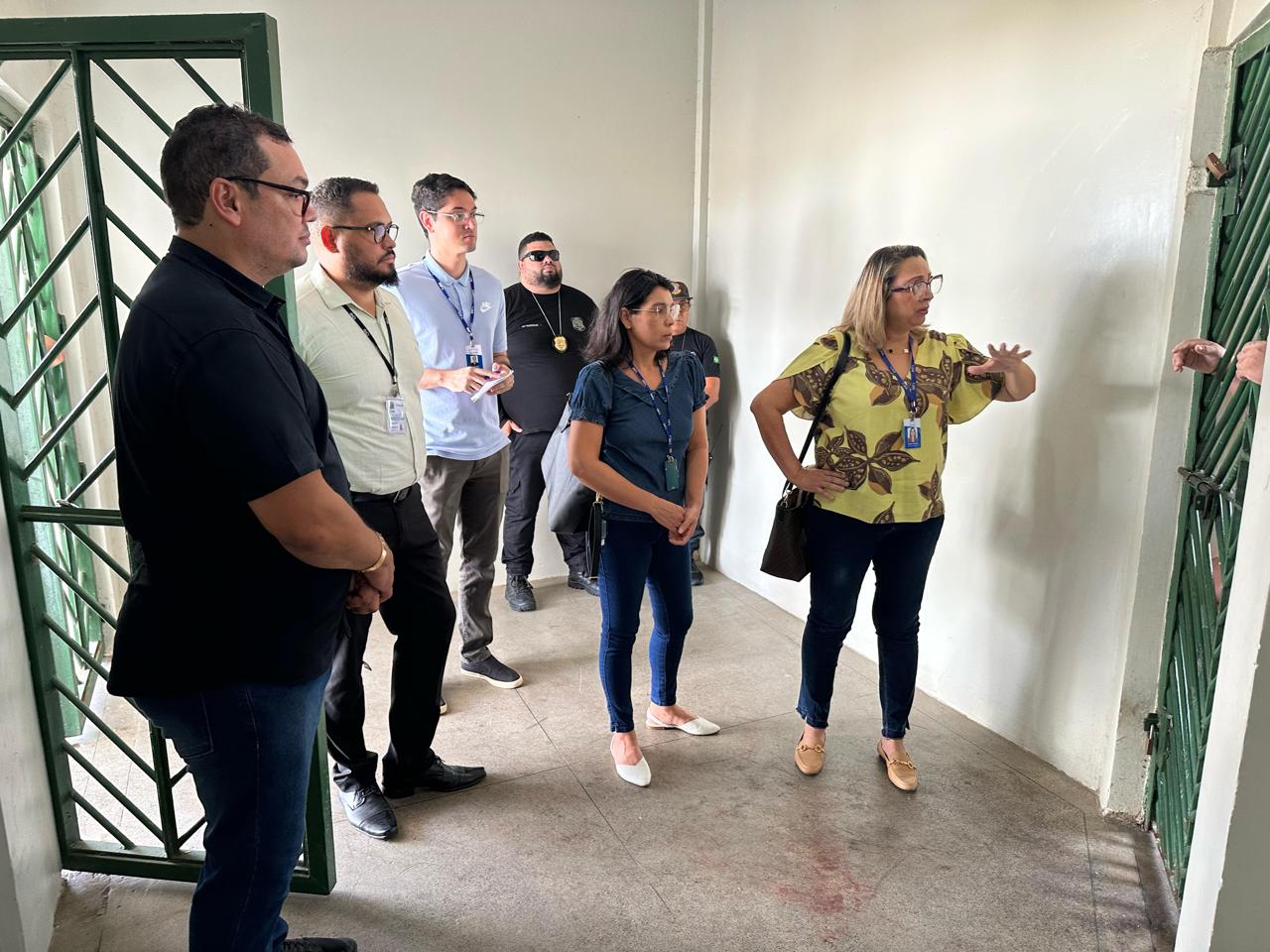 oto colorida mostra a equipe do Grupo de Monitoramento e Fiscalização do Sistema Carcerário e Socioeducativo (GMF), contendo 5 integrantes, e mais dois policiais penais, durante visita ao Centro Socioeducativo Homero de Souza Cruz Filho (CSE)