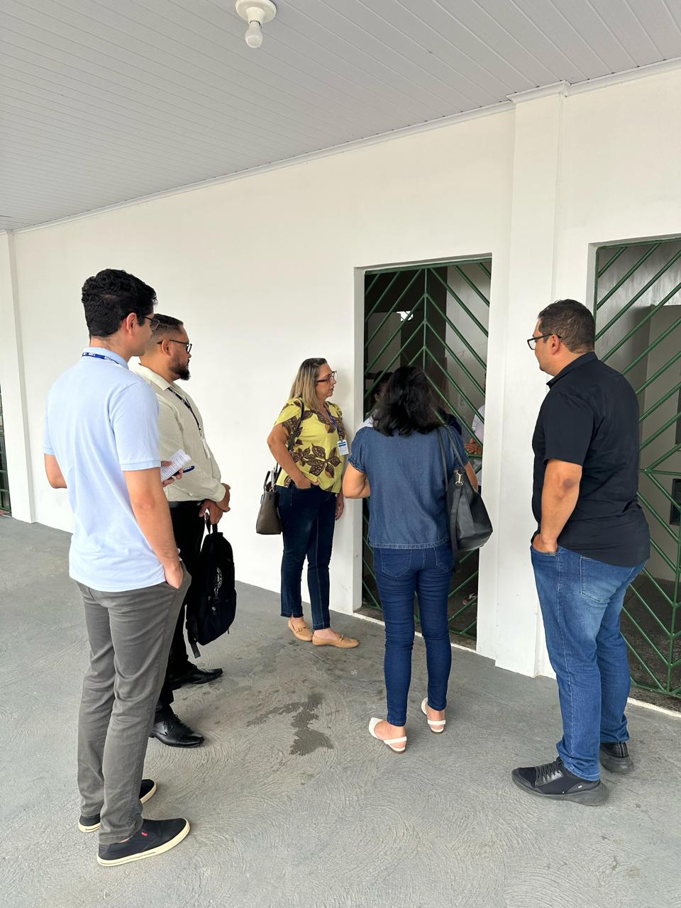 Foto colorida mostra a equipe do Grupo de Monitoramento e Fiscalização do Sistema Carcerário e Socioeducativo (GMF), contendo 5 integrantes, durante visita ao Centro Socioeducativo Homero de Souza Cruz Filho (CSE