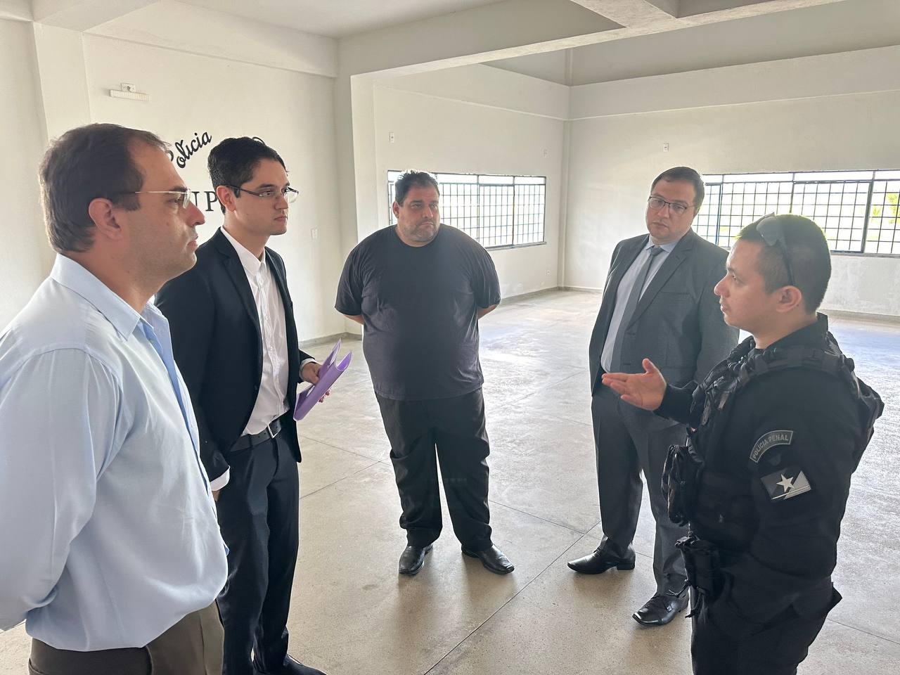foto colorida dos servidores do GMF conversando com um policial