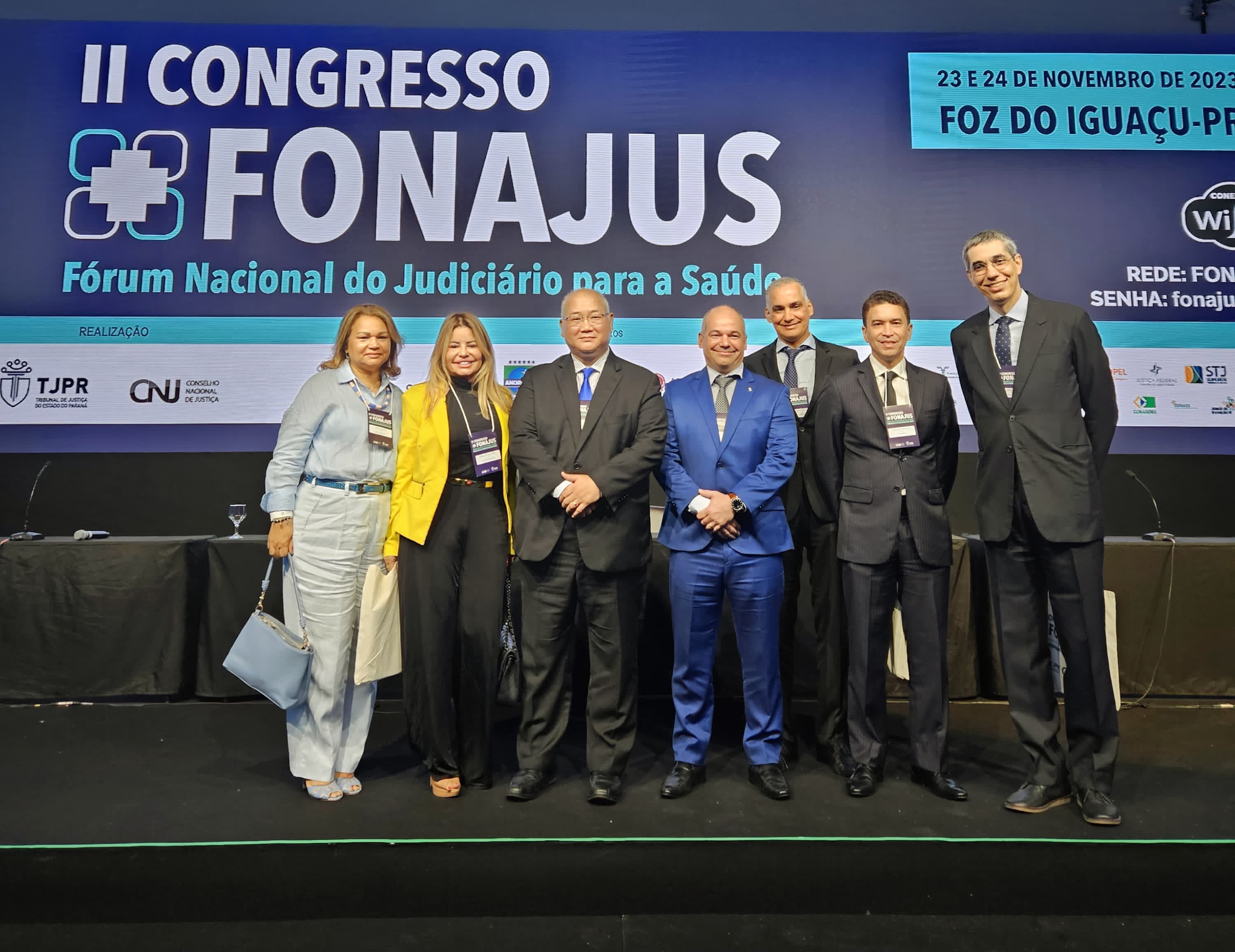 Imagem colorida mostra o juiz coordenador do Comitê Estadual de Saúde (CES/RR), Eduardo Carvalho, juntamente com seis coordenadores da região norte, posando para fotografia, durante a segunda edição do Fórum Nacional do Poder Judiciário para a Saúde (FONAJUS).