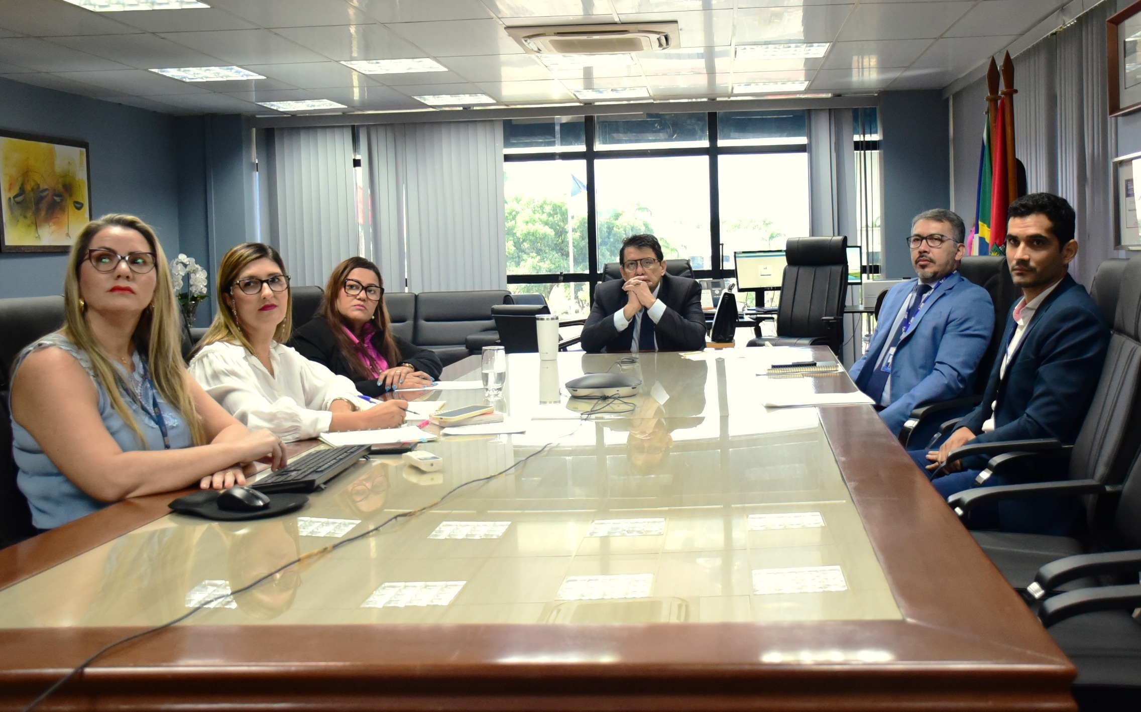 foto colorida de três mulheres e dois homens reunidos com o Presidente do Tjrr, desembargados Jésus Nascimento